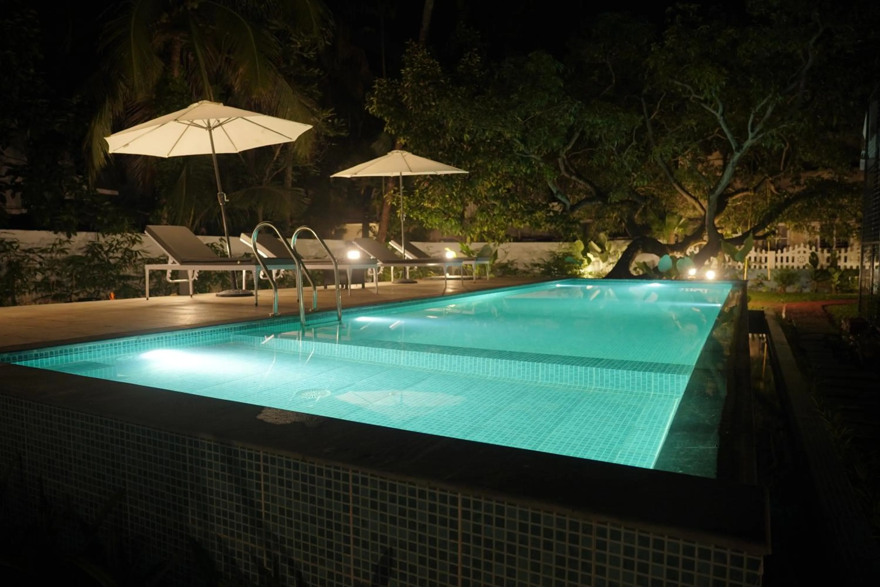 Swimming pool in Alfred Place