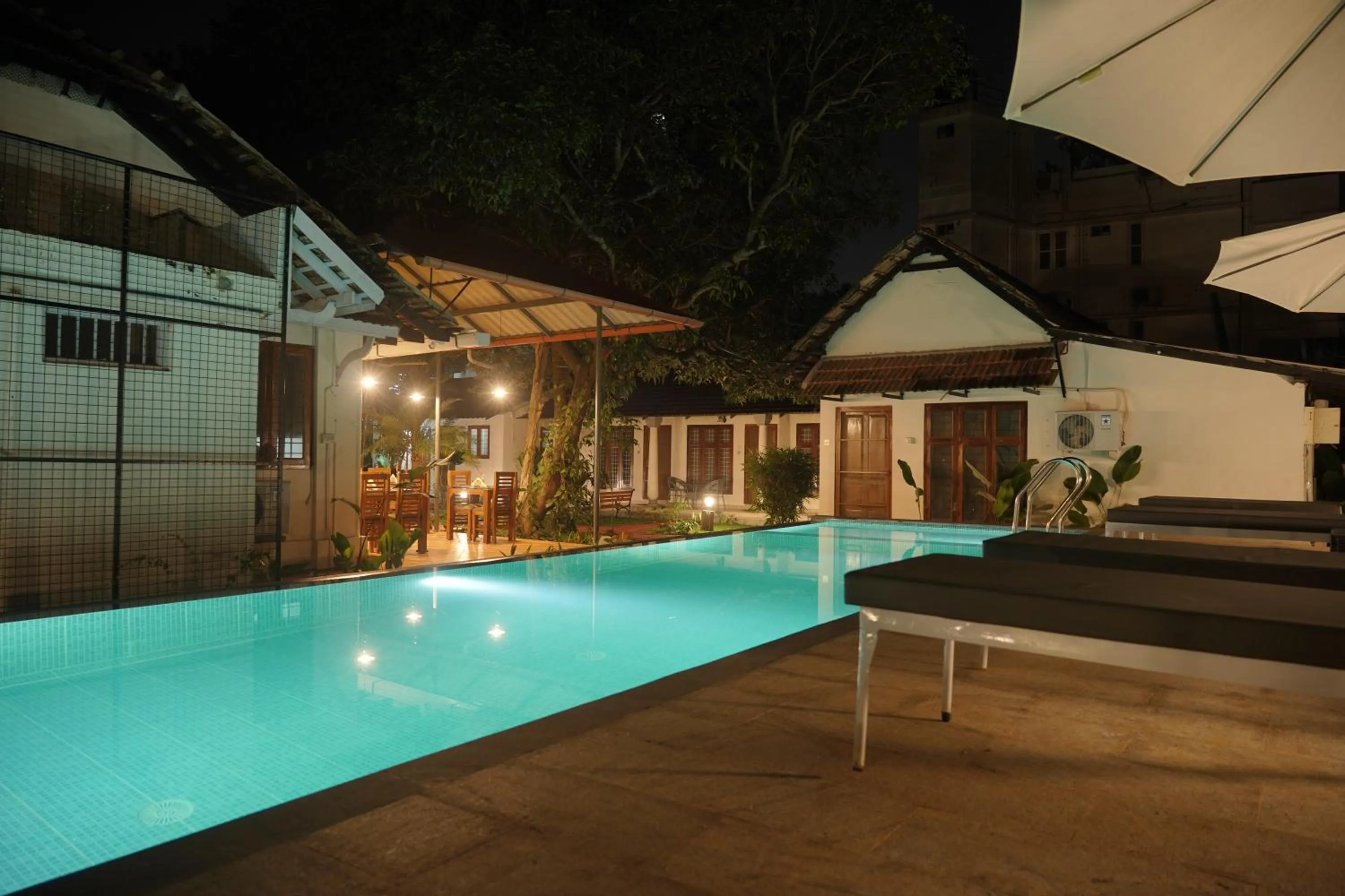 Swimming pool in Alfred Place