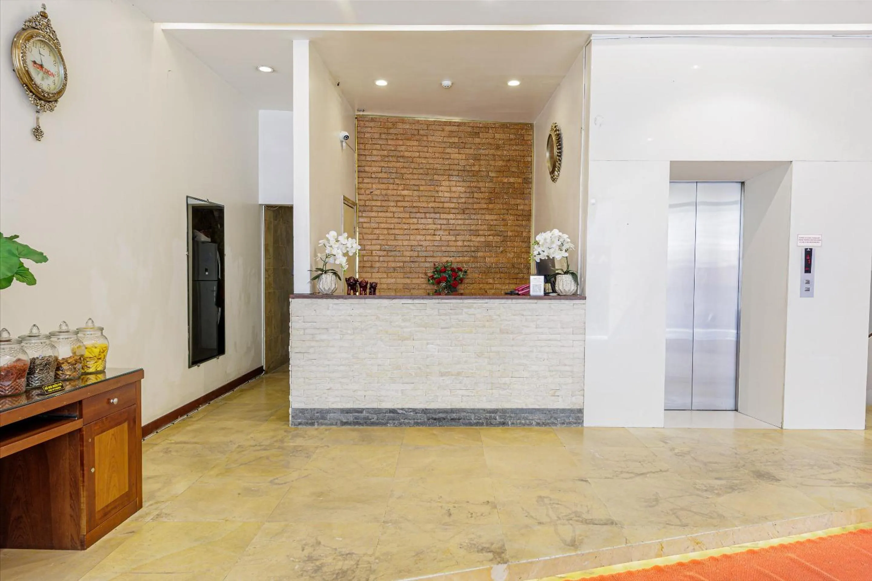 Lobby or reception in Collection O Le Grand Hanoi hotel - The Sun