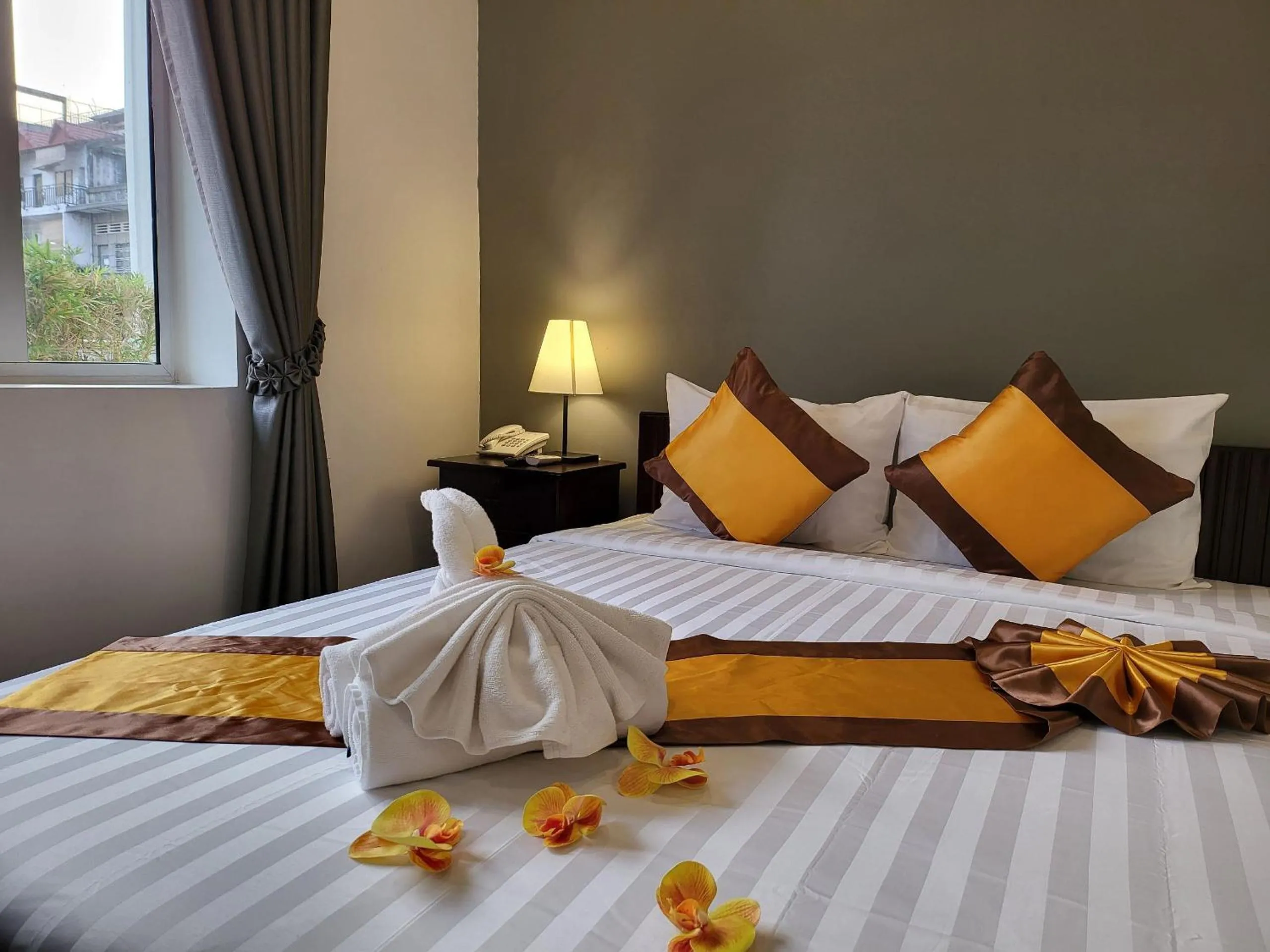 Bed in Sun Chakra Boutique Hotel - 50m to Museum & Royal Palace & Walking street