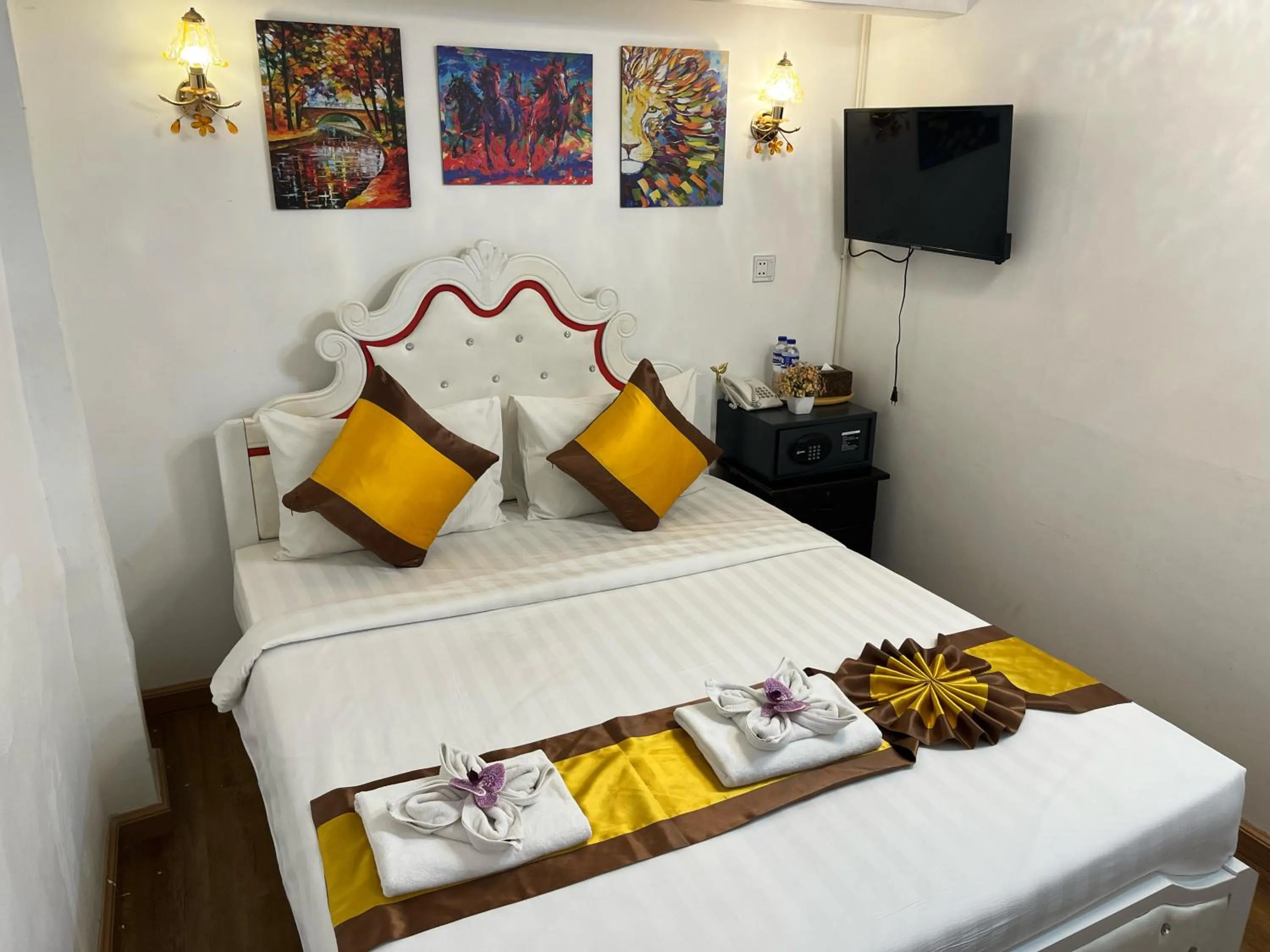 Bed in Sun Chakra Boutique Hotel - 50m to Museum & Royal Palace & Walking street