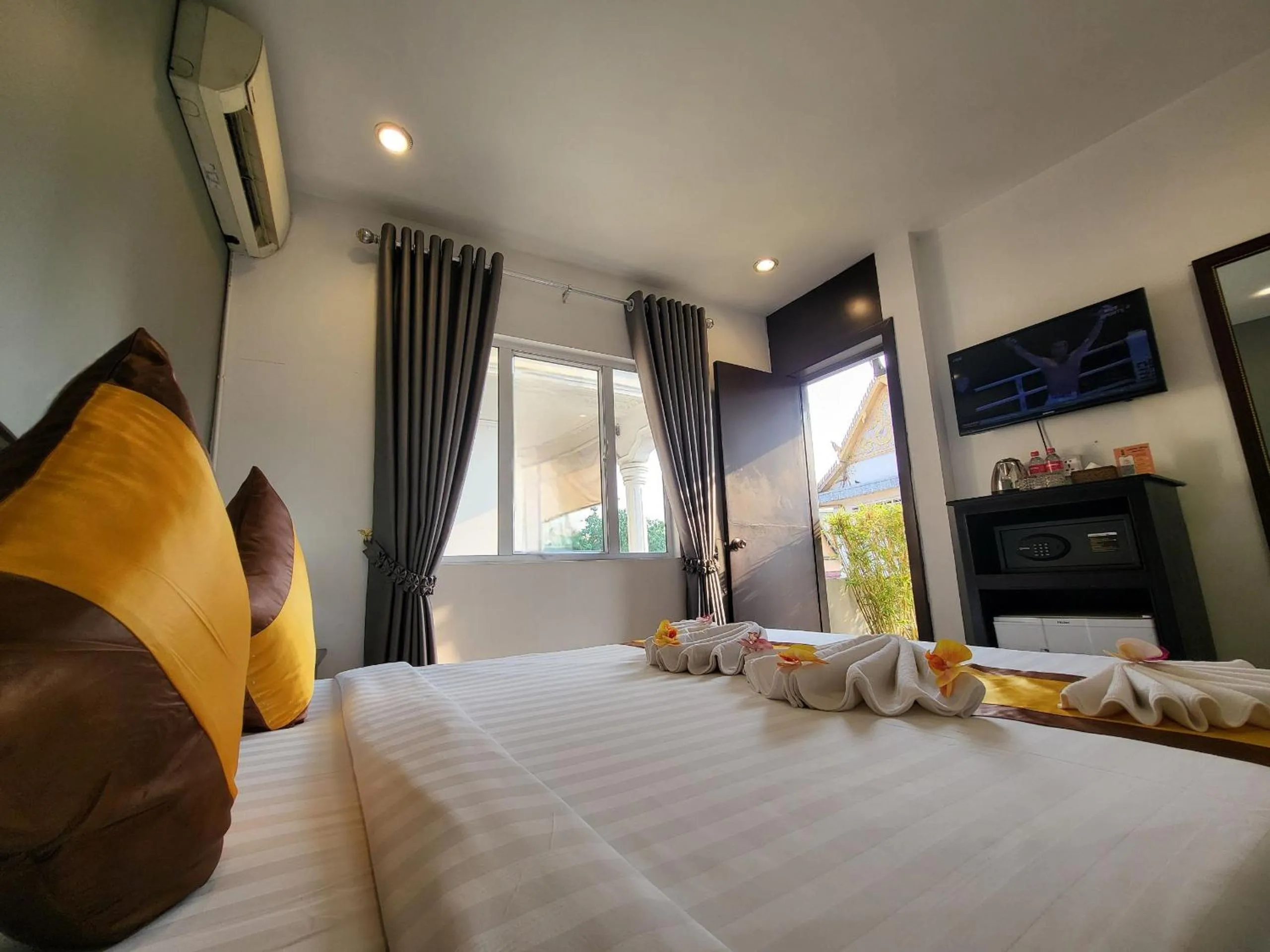 Bed in Sun Chakra Boutique Hotel - 50m to Museum & Royal Palace & Walking street