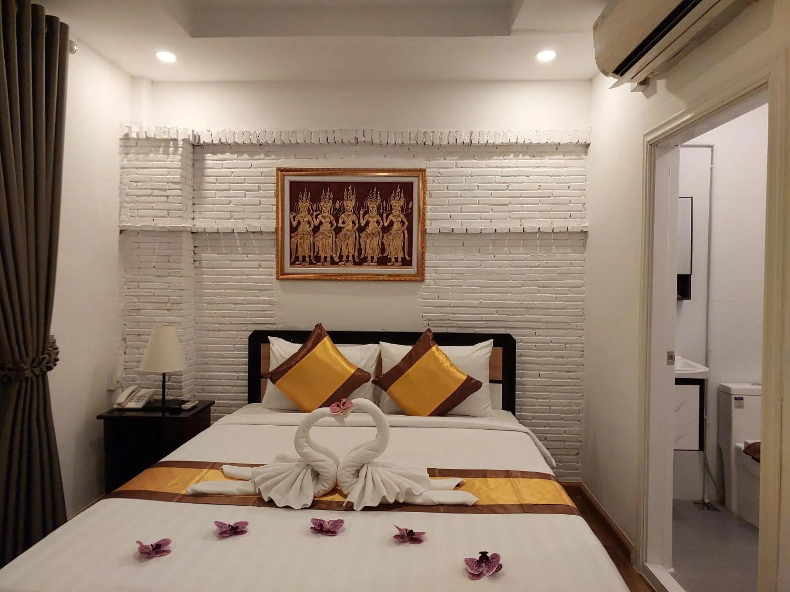 Bed in Sun Chakra Boutique Hotel - 50m to Museum & Royal Palace & Walking street