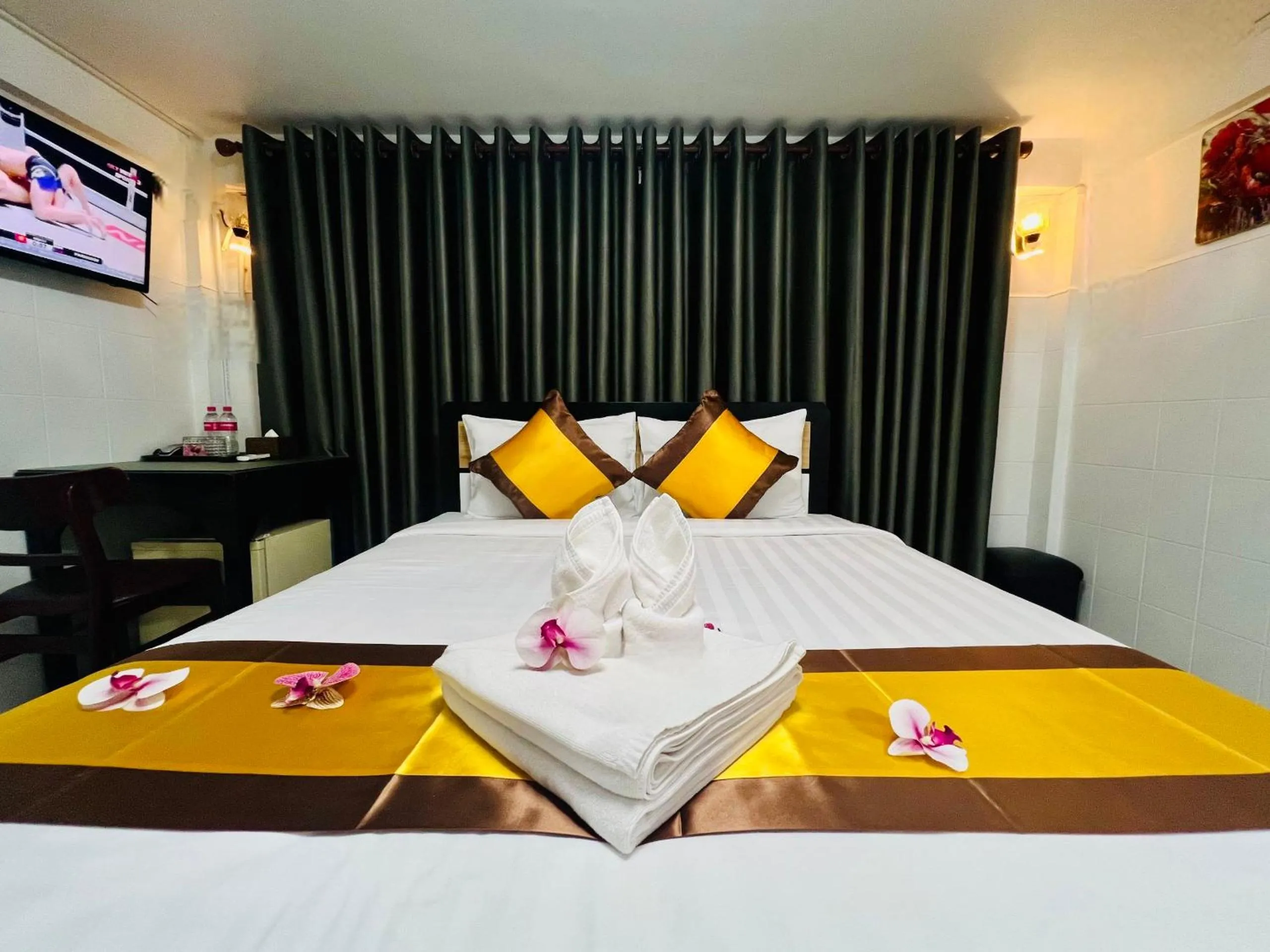 Bed in Sun Chakra Boutique Hotel - 50m to Museum & Royal Palace & Walking street
