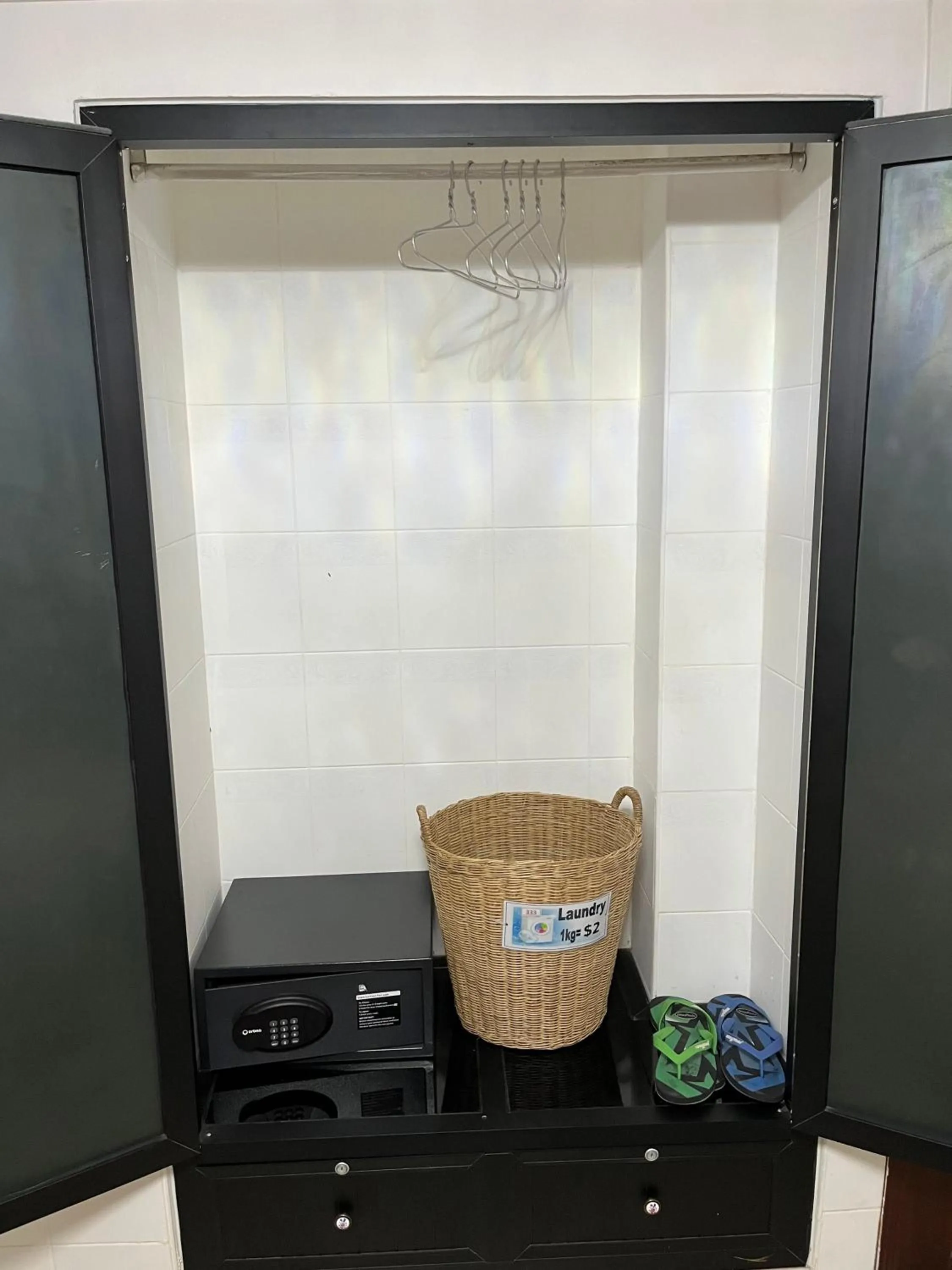 wardrobe in Sun Chakra Boutique Hotel - 50m to Museum & Royal Palace & Walking street