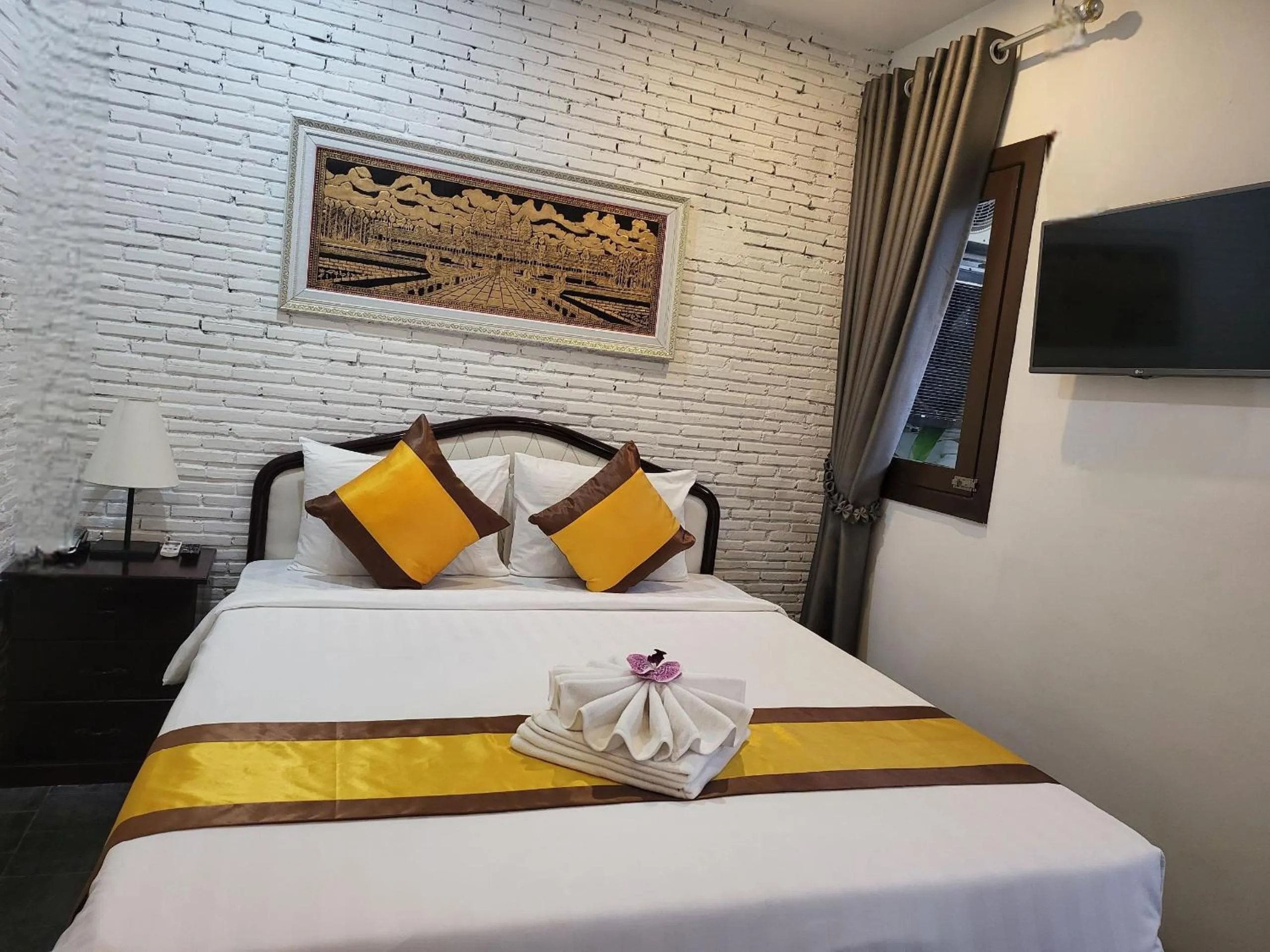 Bed in Sun Chakra Boutique Hotel - 50m to Museum & Royal Palace & Walking street