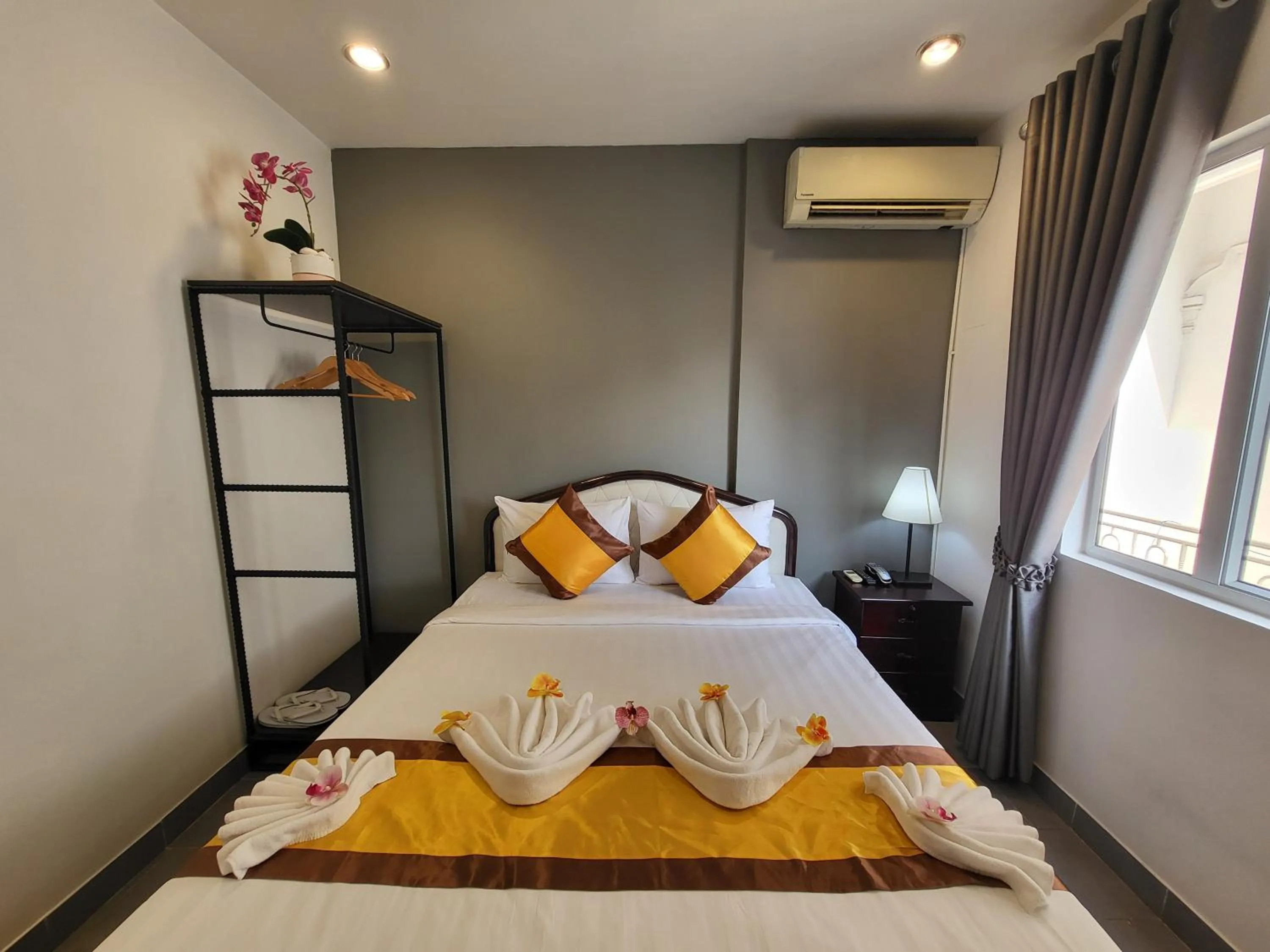 Bed in Sun Chakra Boutique Hotel - 50m to Museum & Royal Palace & Walking street