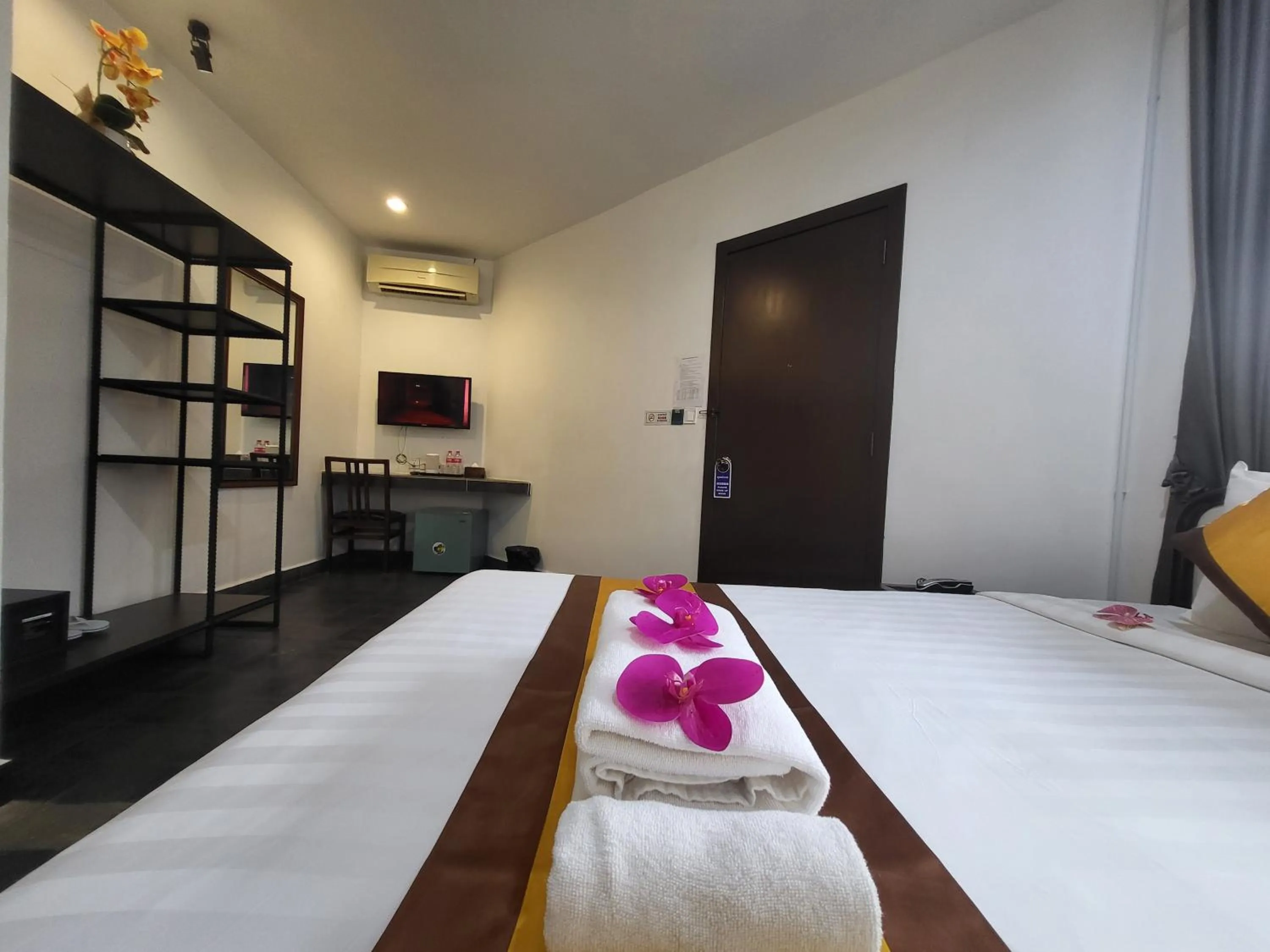 Bed in Sun Chakra Boutique Hotel - 50m to Museum & Royal Palace & Walking street
