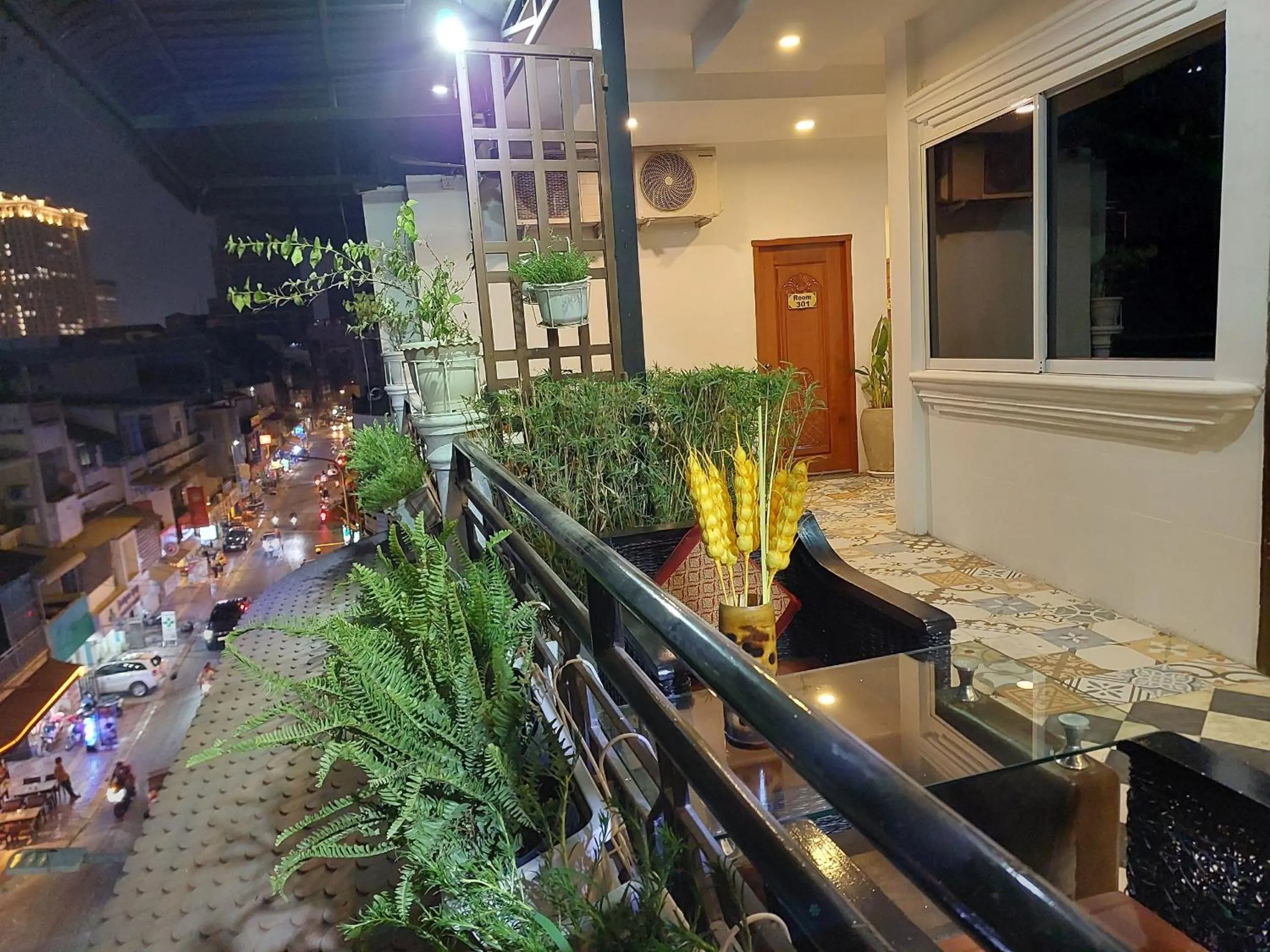Garden in Sun Chakra Boutique Hotel - 50m to Museum & Royal Palace & Walking street