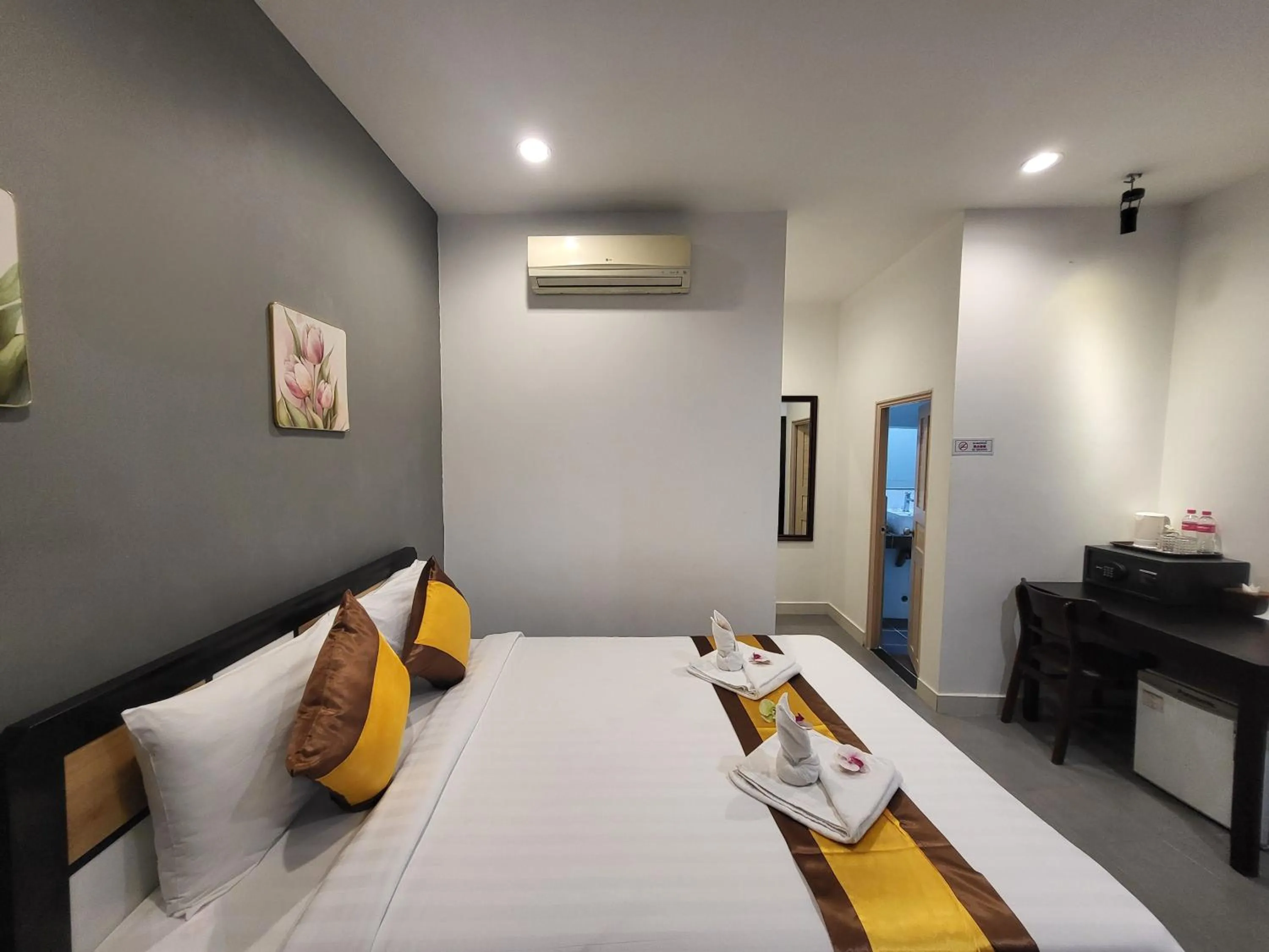 Bed in Sun Chakra Boutique Hotel - 50m to Museum & Royal Palace & Walking street
