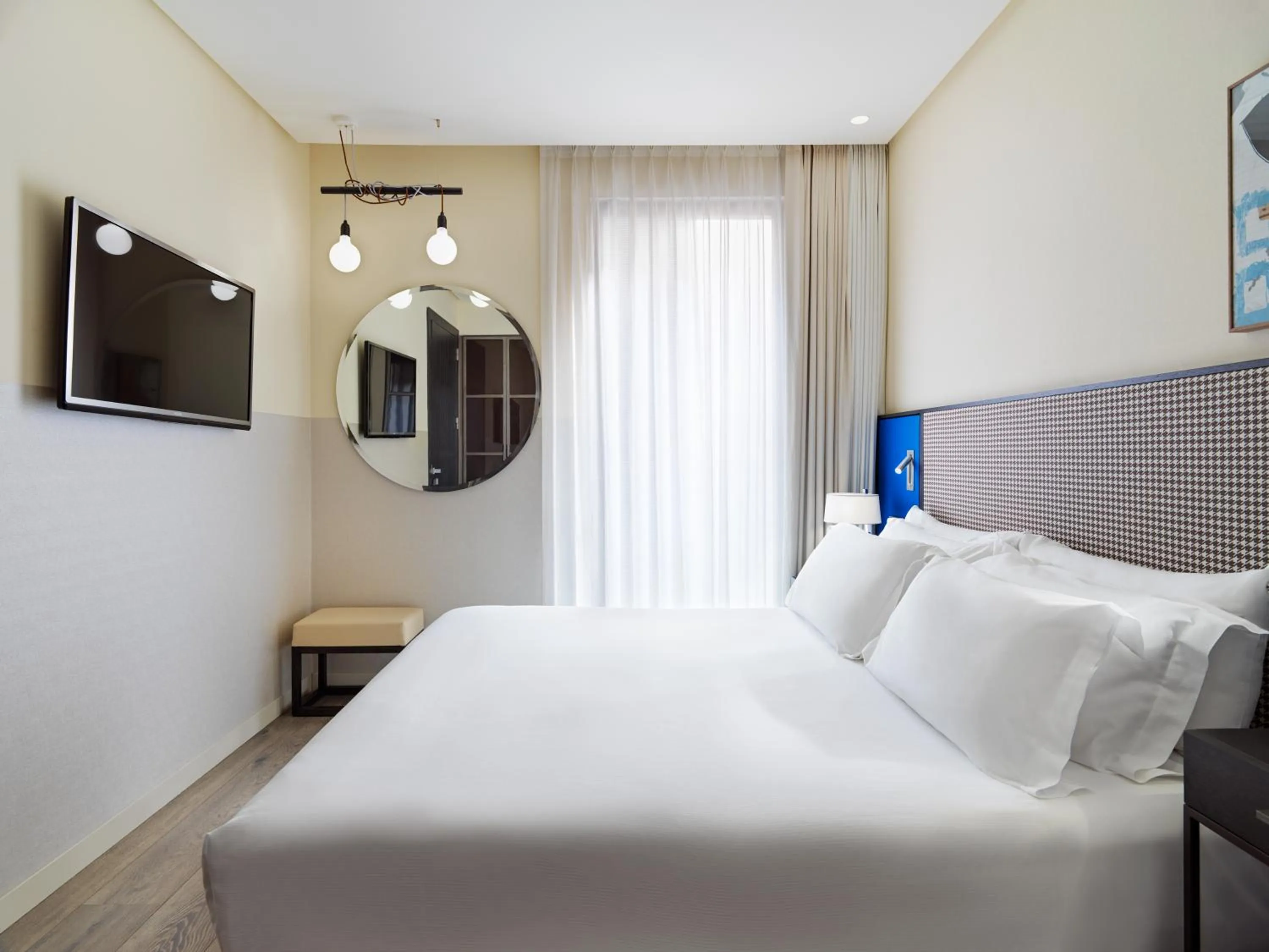 Photo of the whole room, Bed in H10 Art Gallery 4* Sup