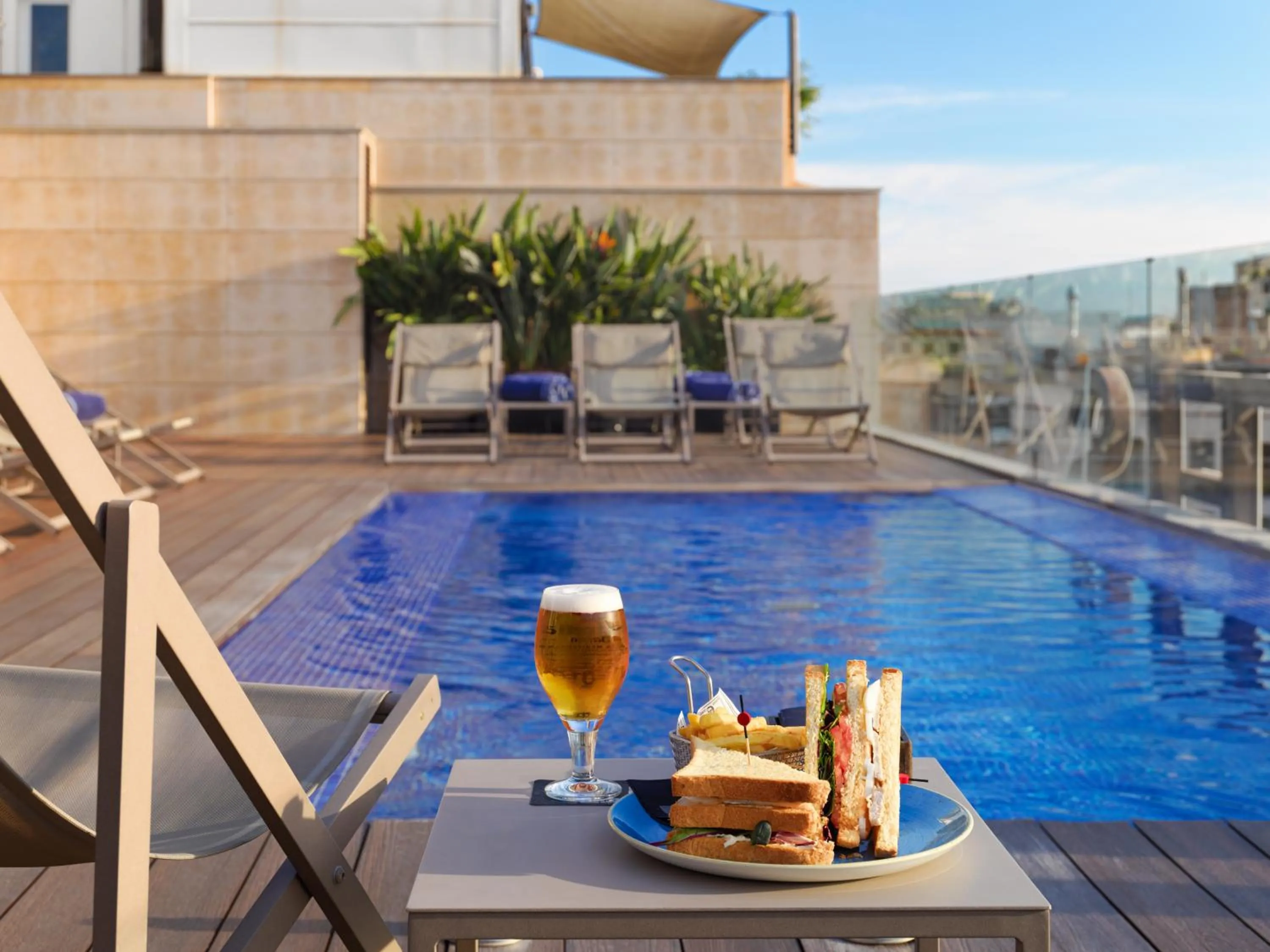 Swimming pool in H10 Art Gallery 4* Sup