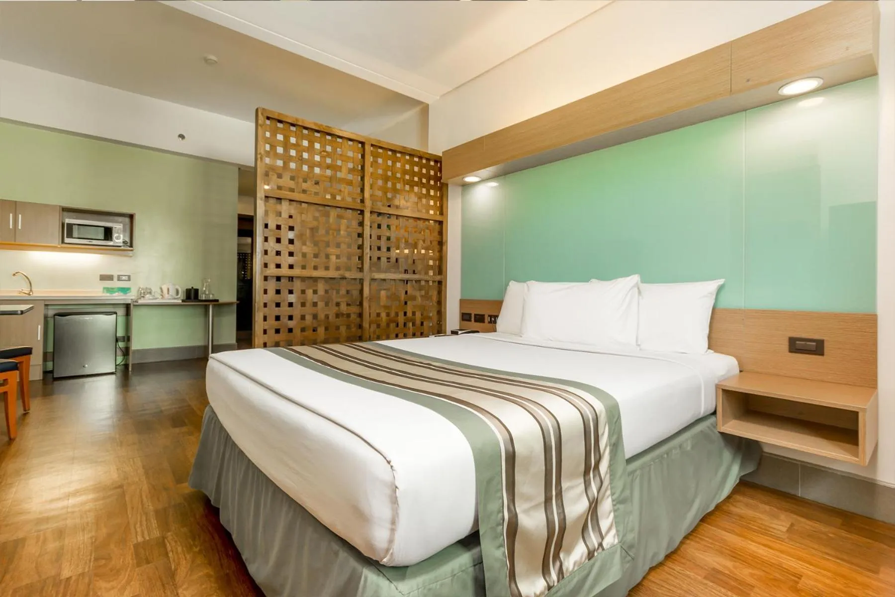 Kitchen or kitchenette, Bed in Microtel by Wyndham South Forbes near Nuvali