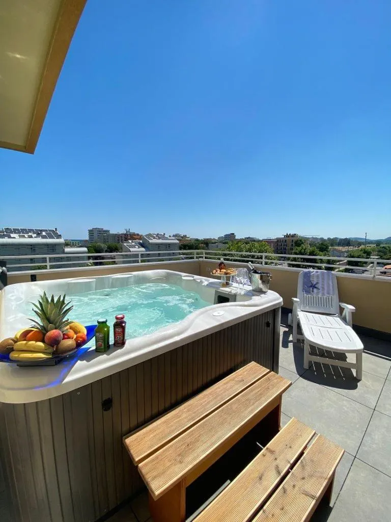 Hot Tub in Hotel Maioli - Colazione XXL fino alle 12