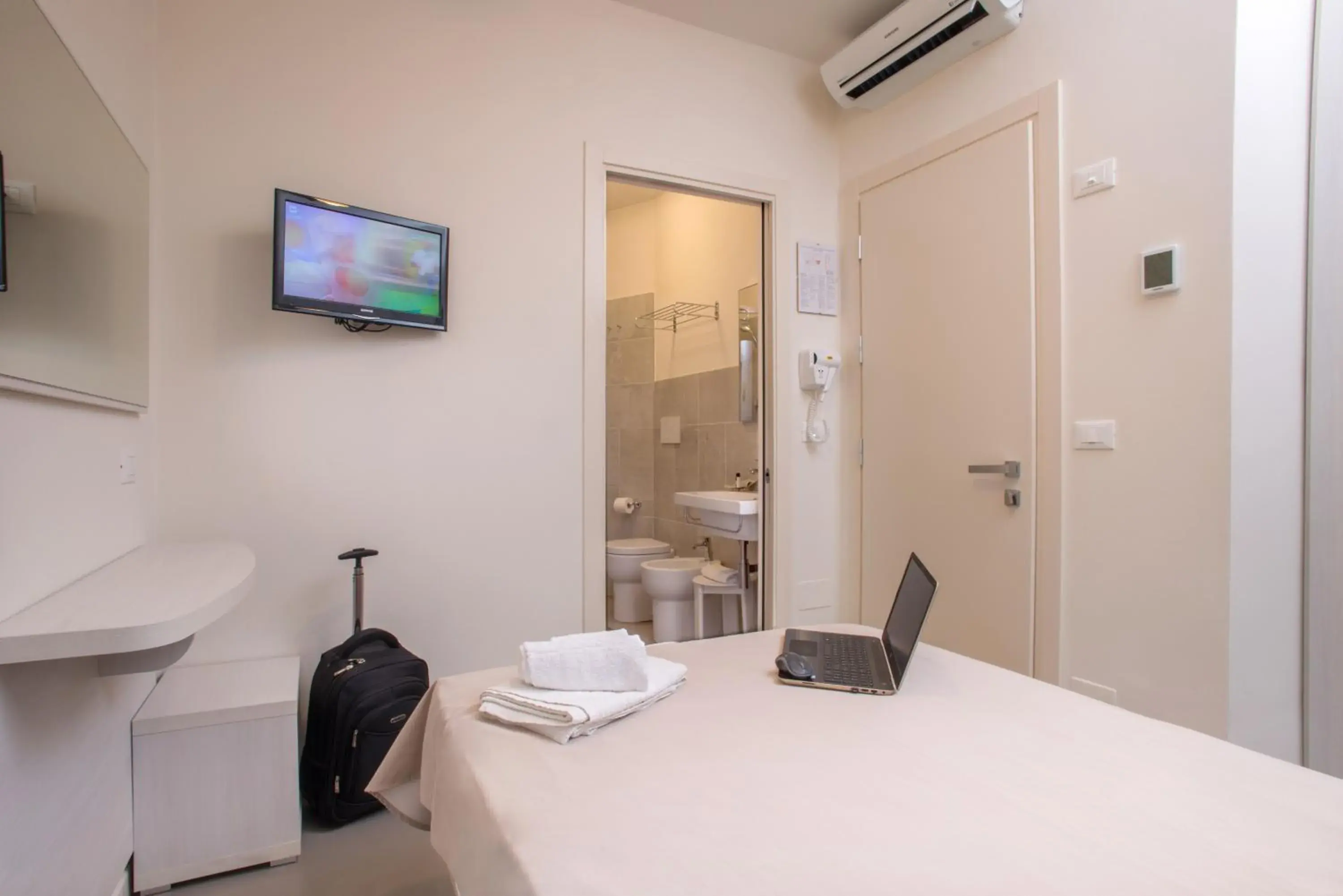 Large Single Room in Hotel Maioli - Colazione XXL fino alle 12 Large Single Room in Hotel Maioli - Colazione XXL fino alle 12