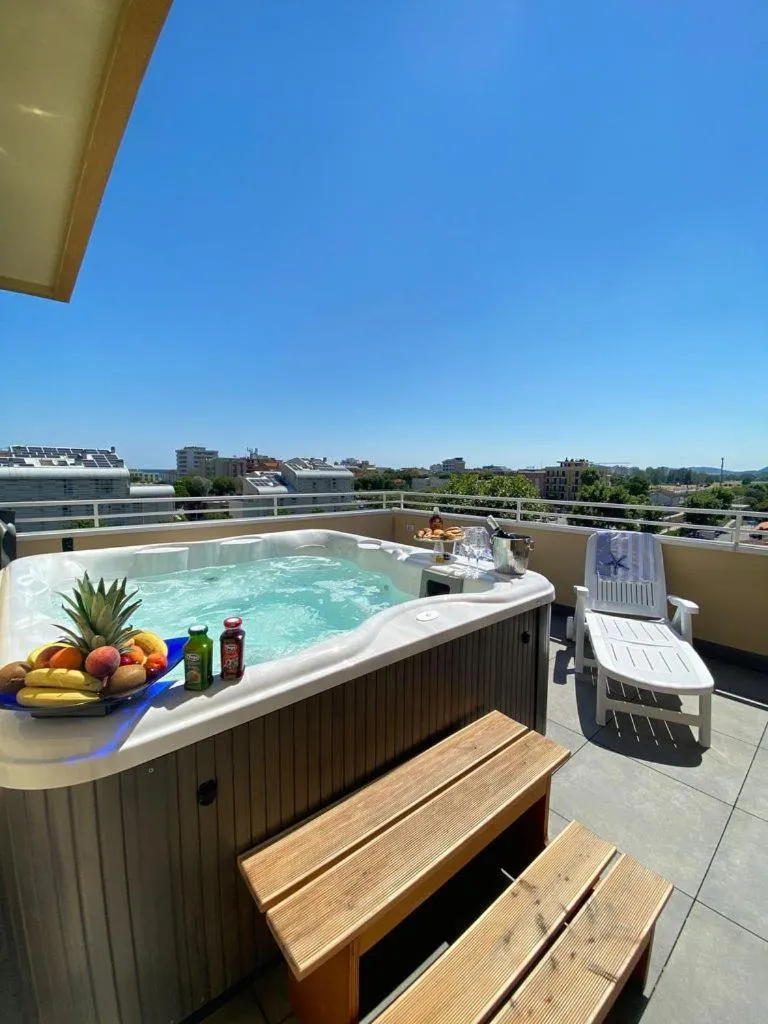 Hot Tub in Hotel Maioli - Colazione XXL fino alle 12