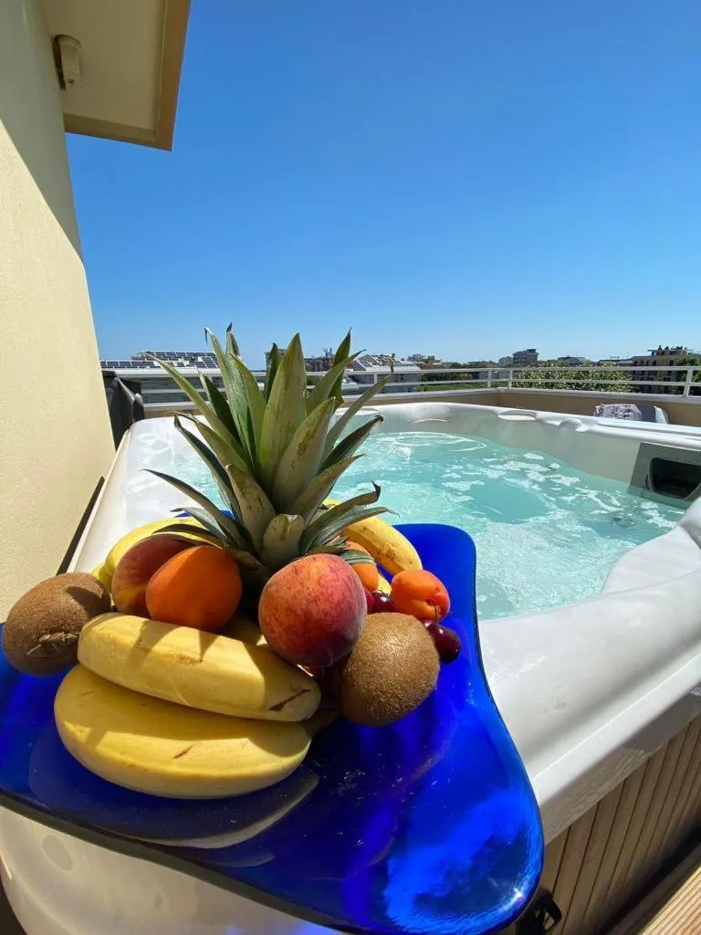 Swimming pool in Hotel Maioli - Colazione XXL fino alle 12