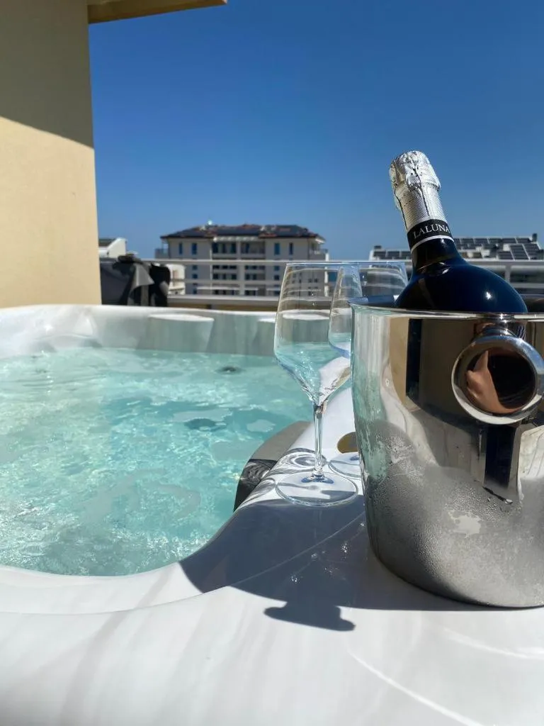 Hot Tub in Hotel Maioli - Colazione XXL fino alle 12