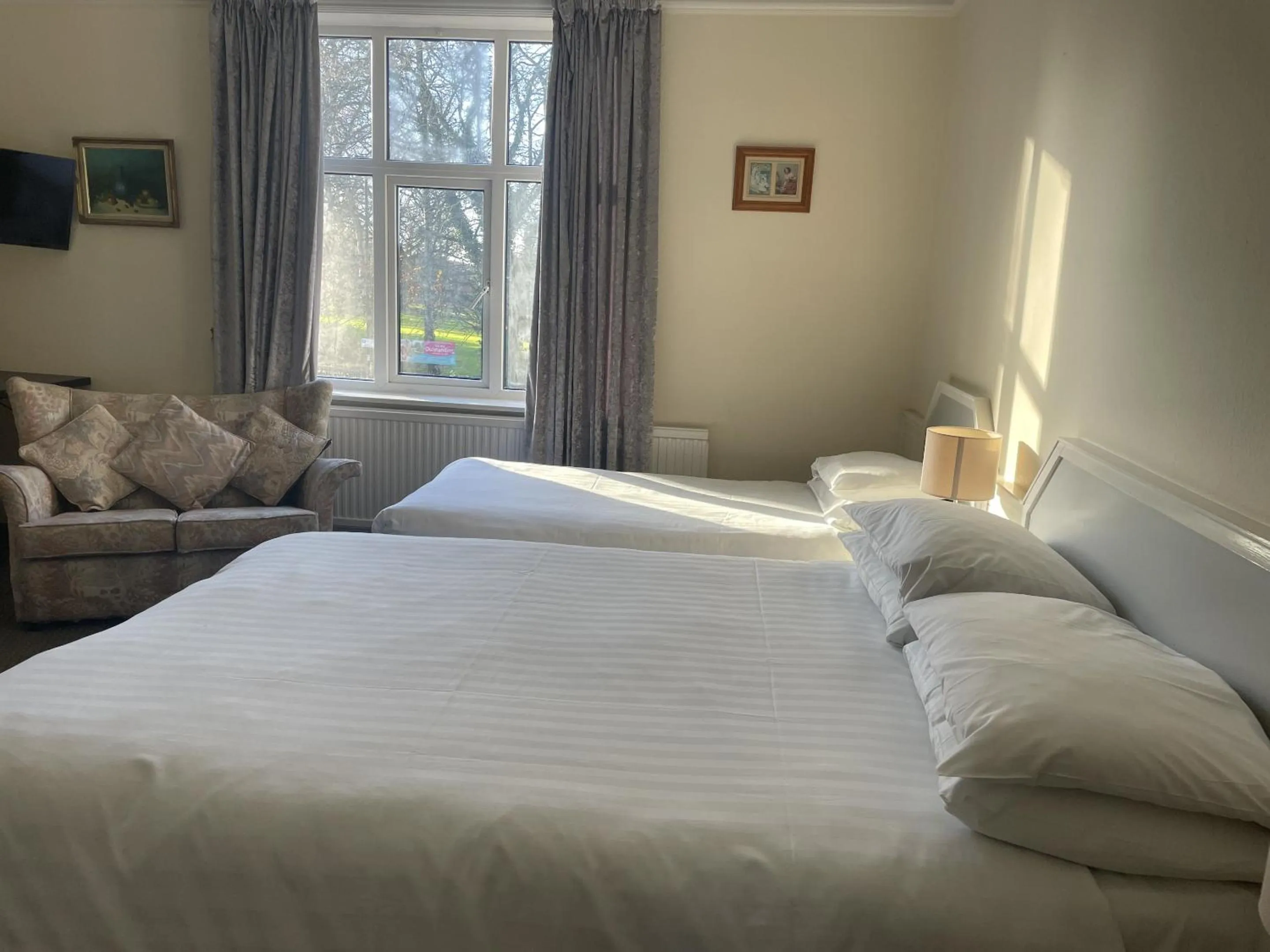Bedroom, Bed in Emerald Residence