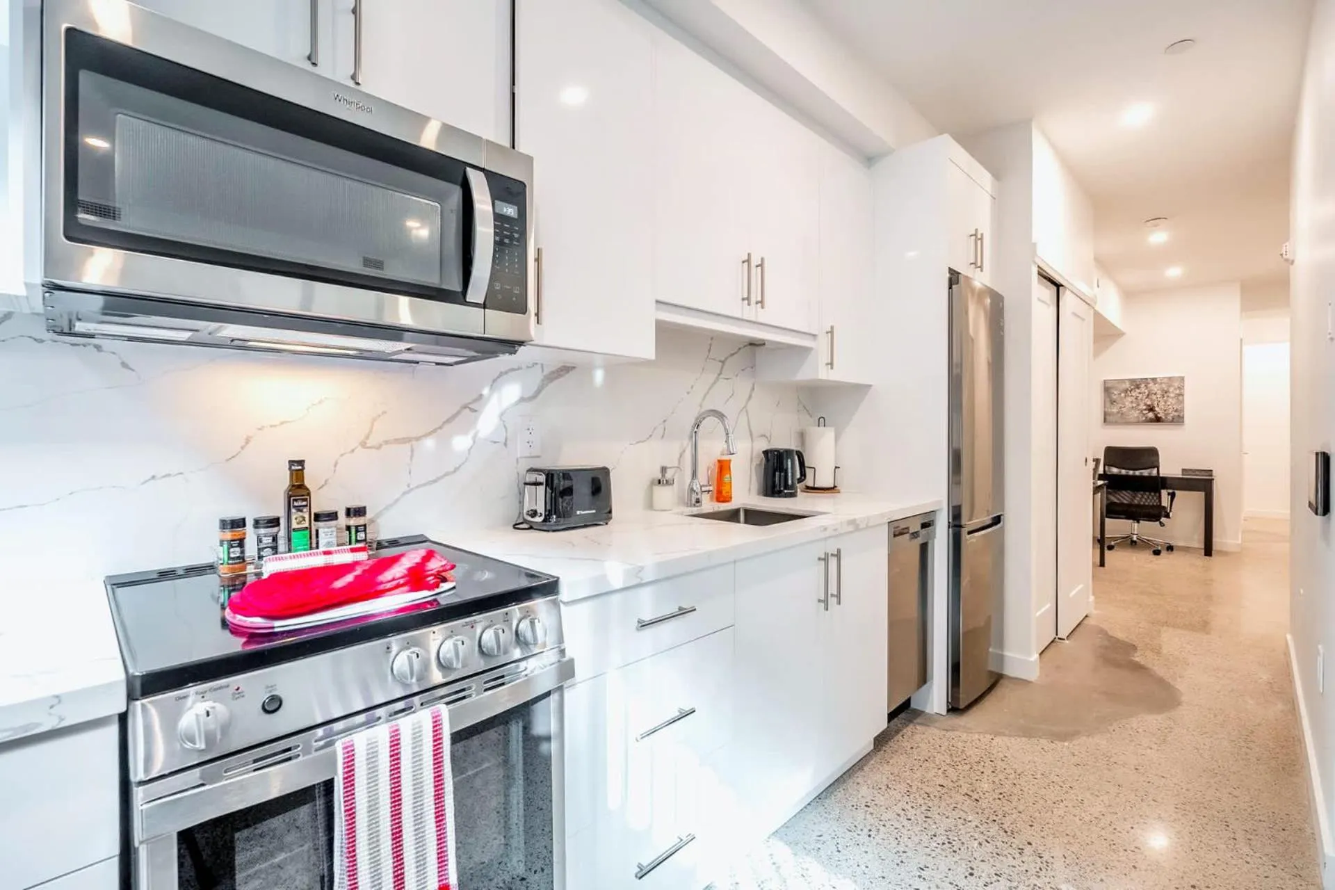 Modern 2BR Apartment - Near Downtown