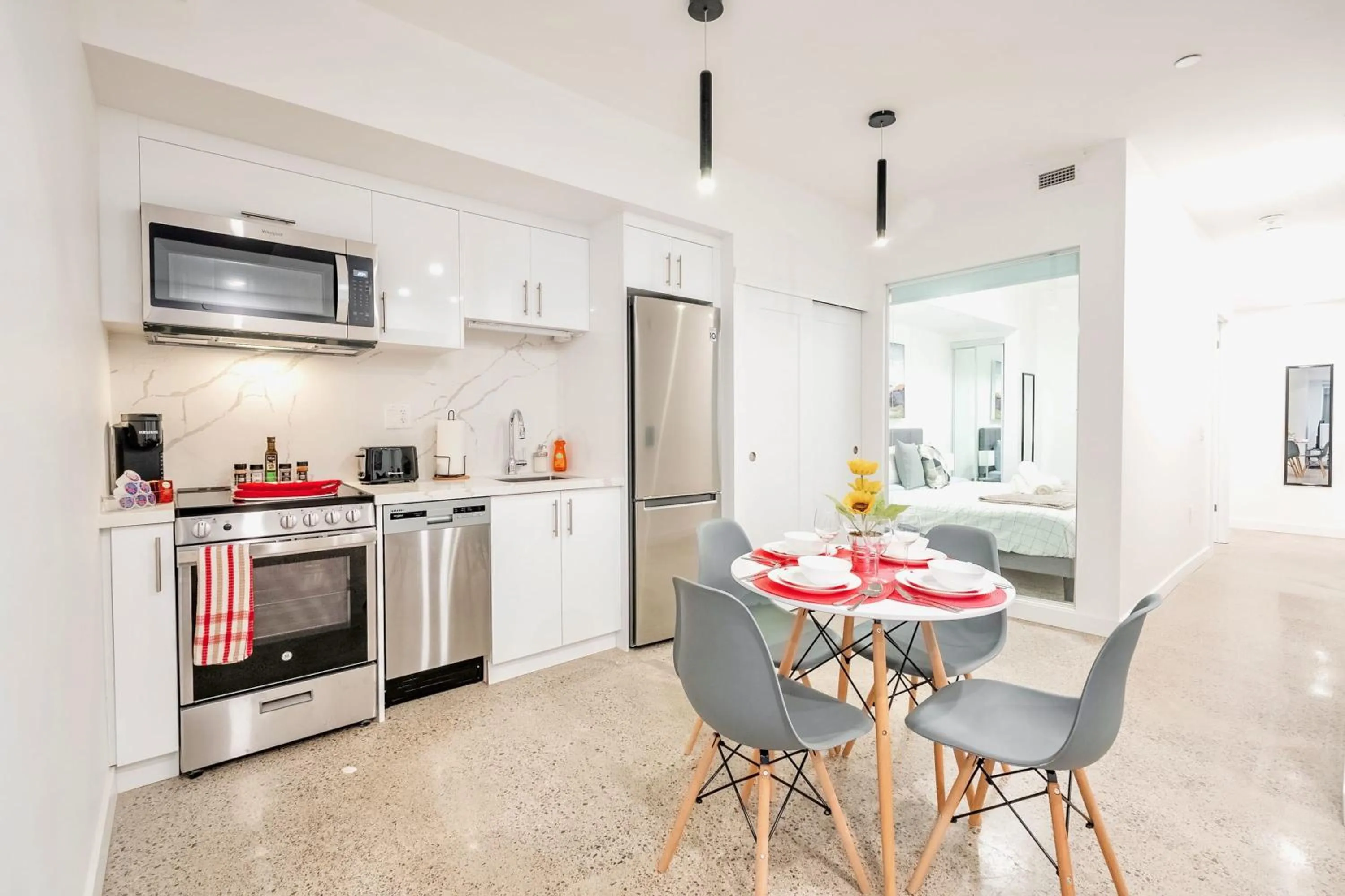 Modern 2BR Apartment - Near Downtown