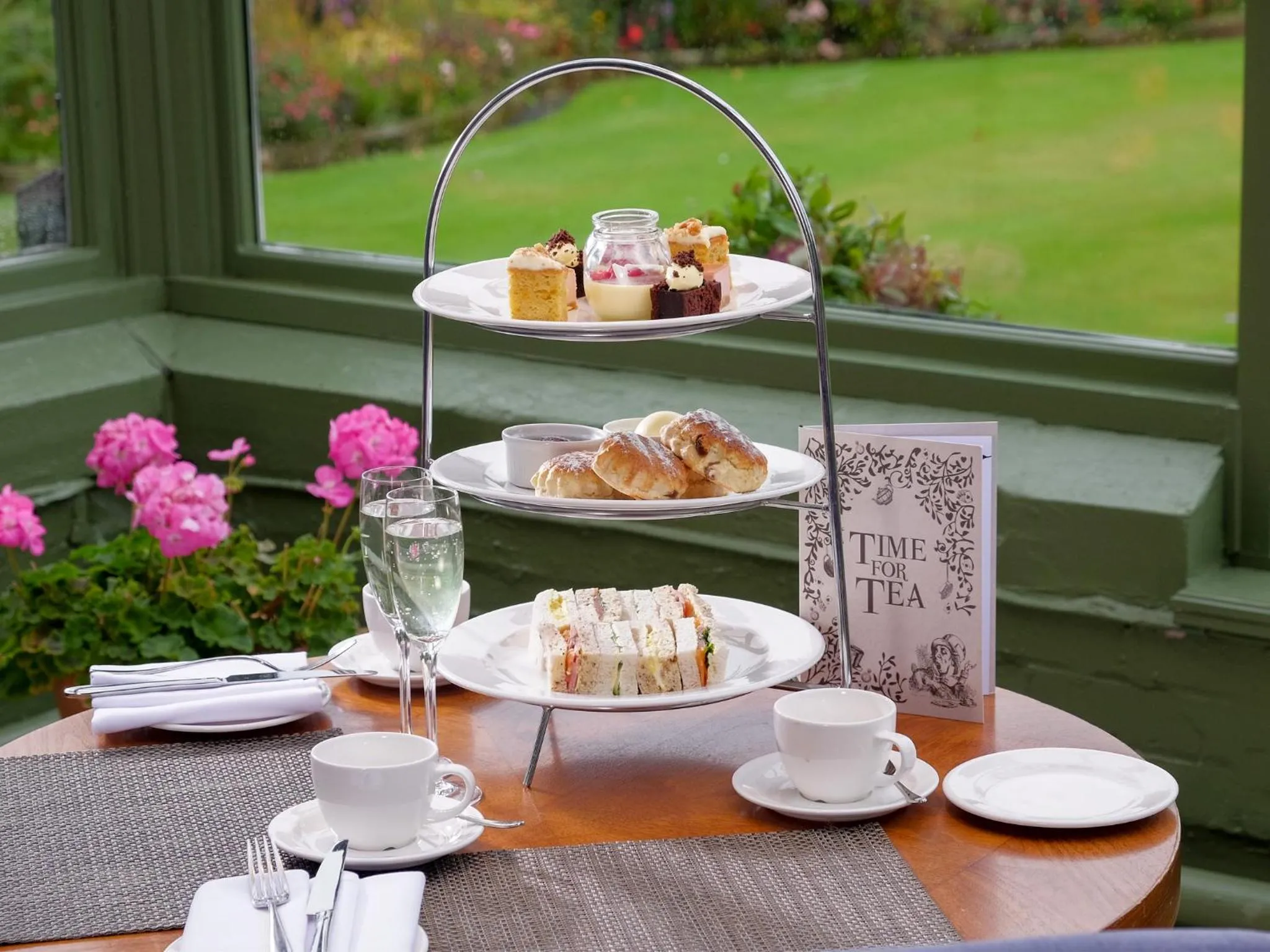 Lounge or bar in Macdonald Linden Hall Hotel, Golf & Spa