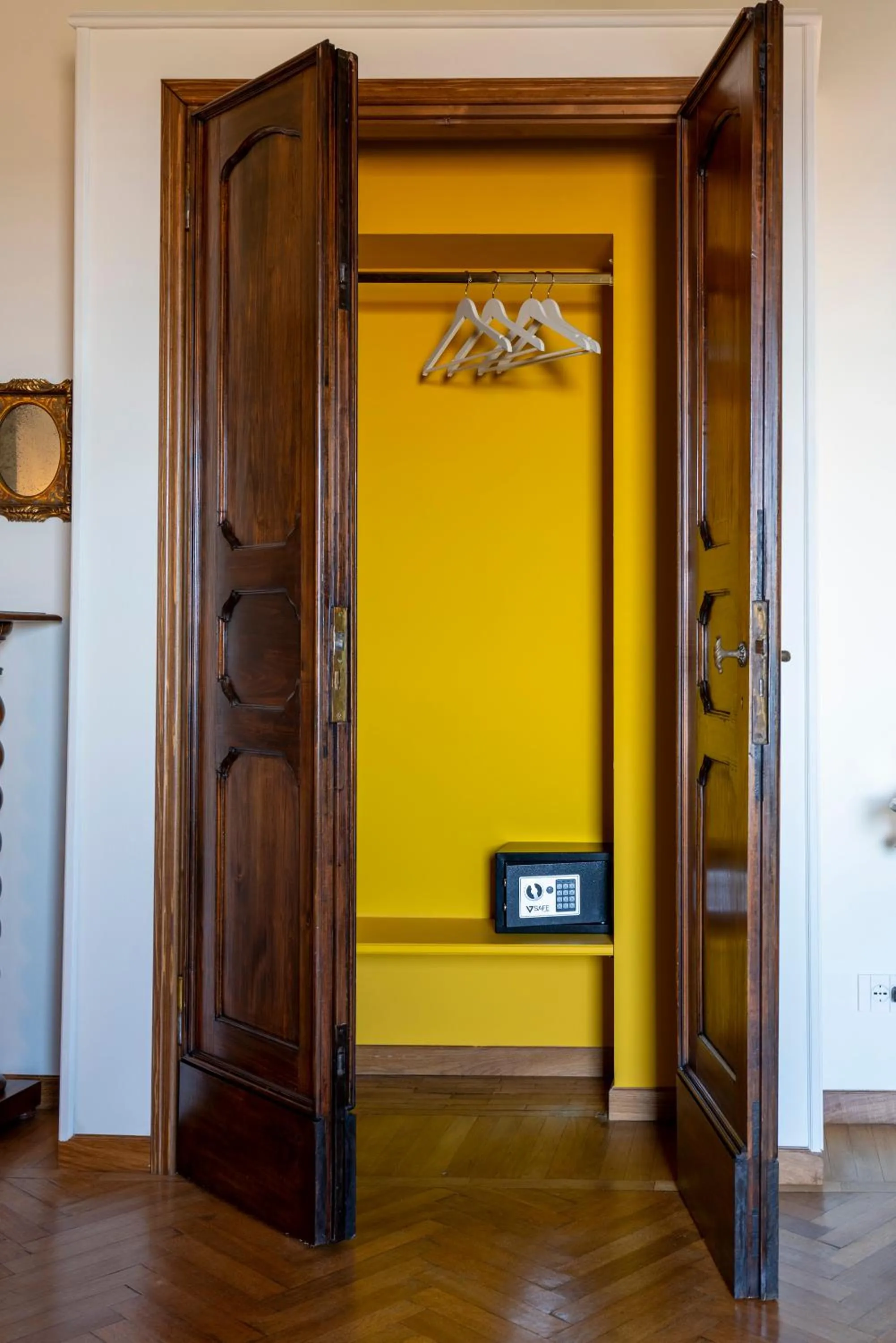 wardrobe in FORESTERIA di PALAZZO RADICI