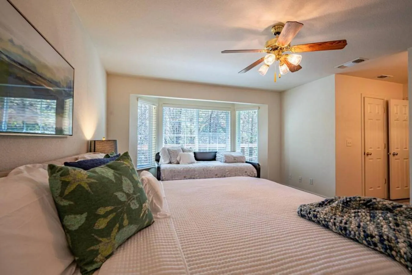 Bed in Manic Mountain Forest Cabin 3 miles from Bass Lake
