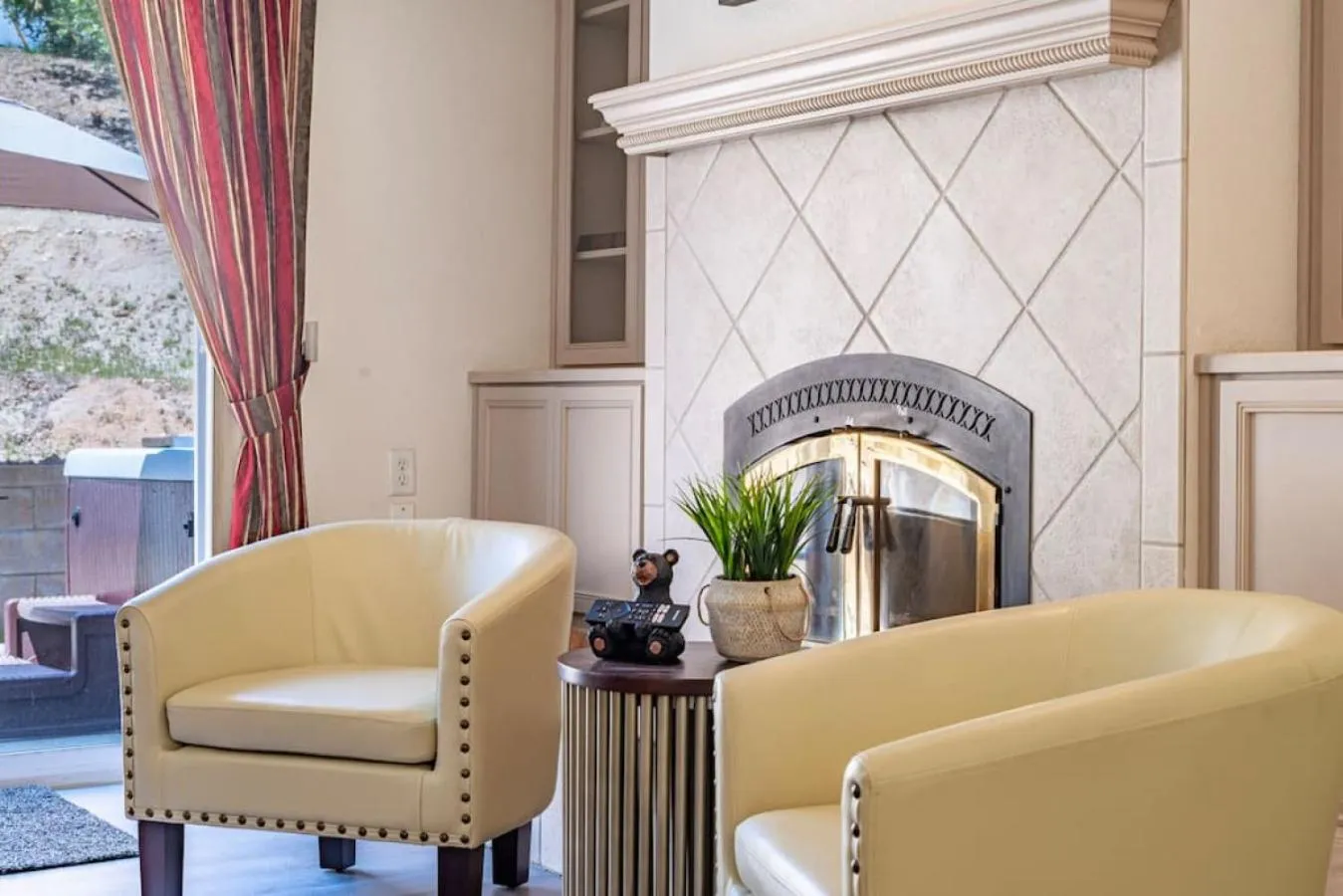 Living room in Manic Mountain Forest Cabin 3 miles from Bass Lake