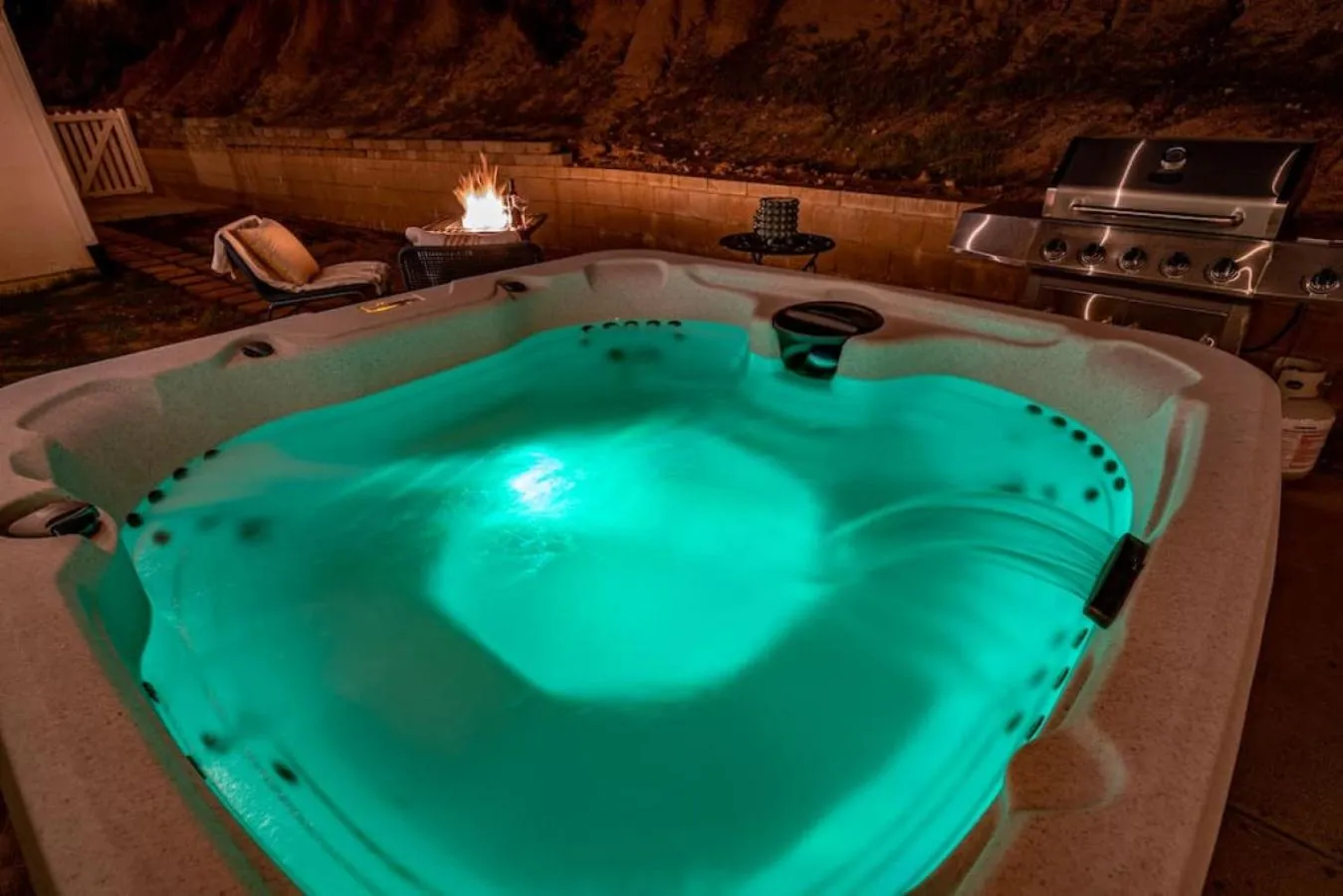 Hot Tub in Manic Mountain Forest Cabin 3 miles from Bass Lake