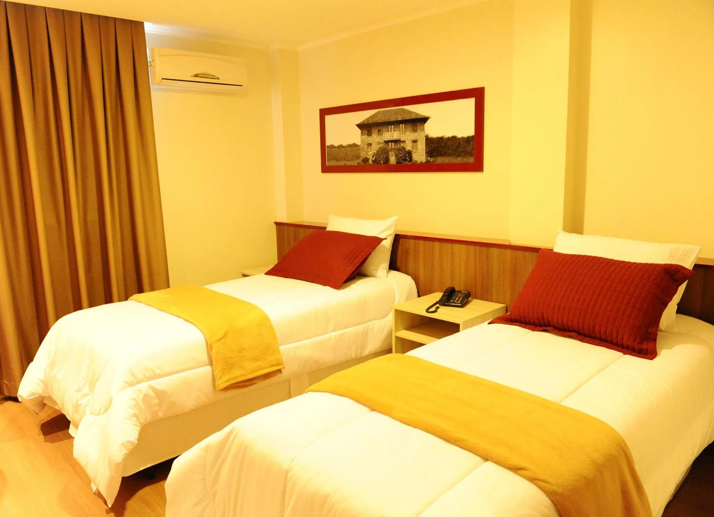 Photo of the whole room in Imigrantes Hotel