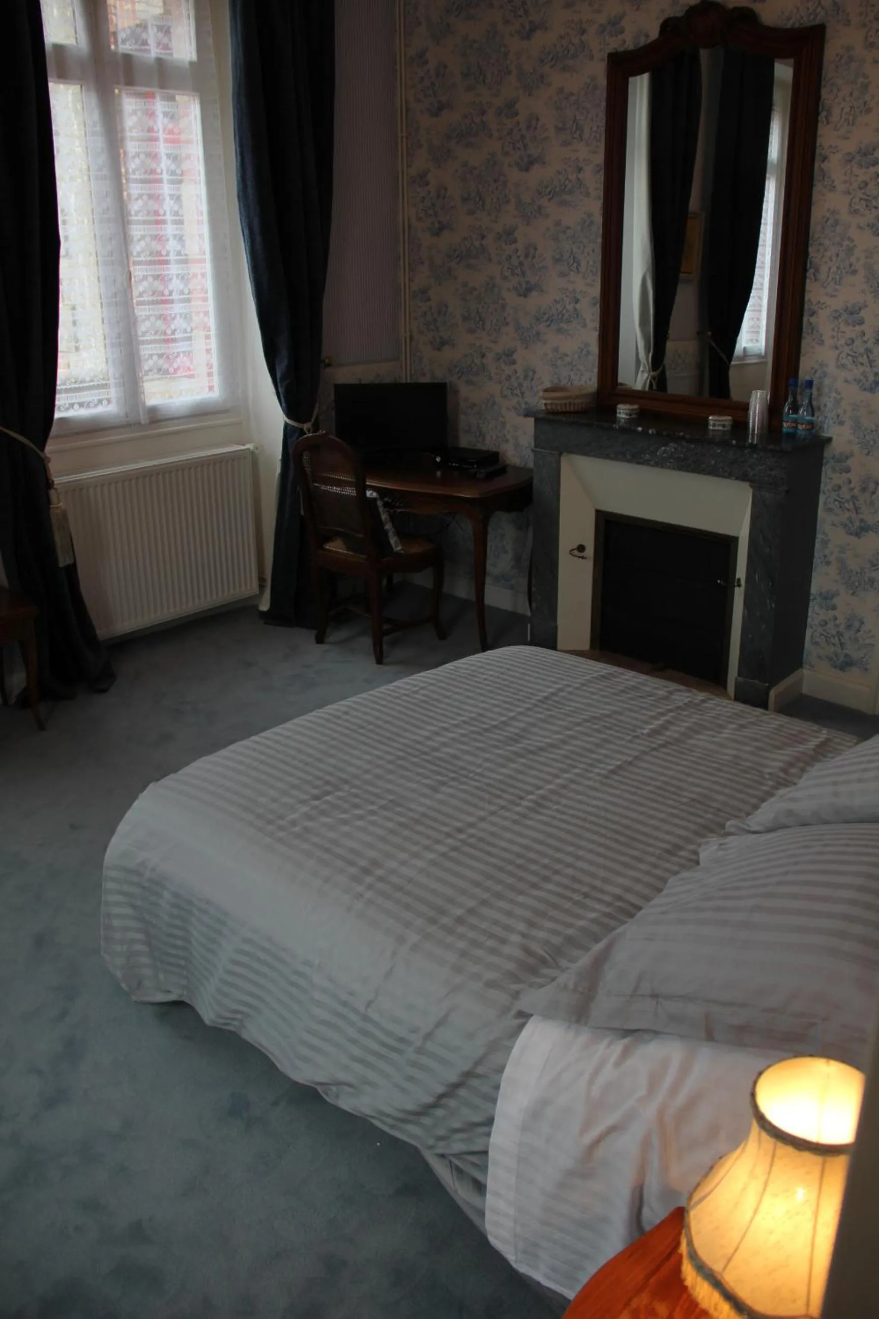 Bed in Chateau Lezat - Chambres d'Hotes-Chambre d'hôtes