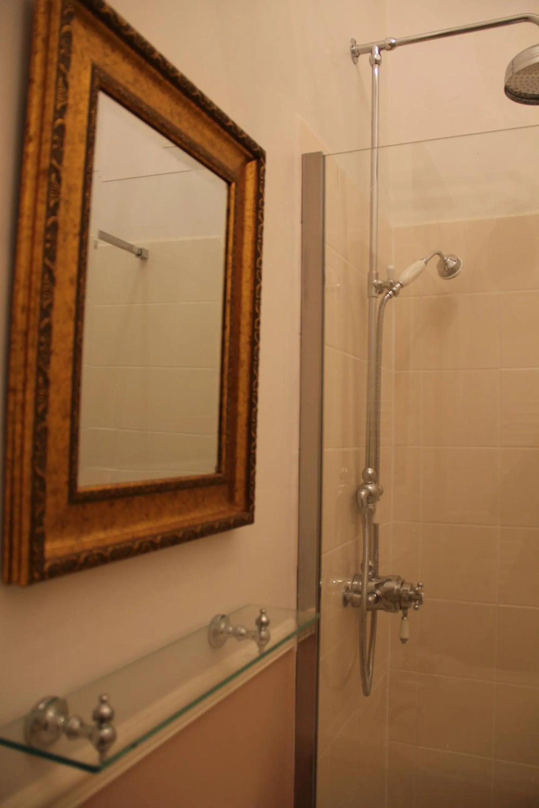 Bathroom in Chateau Lezat - Chambres d'Hotes-Chambre d'hôtes
