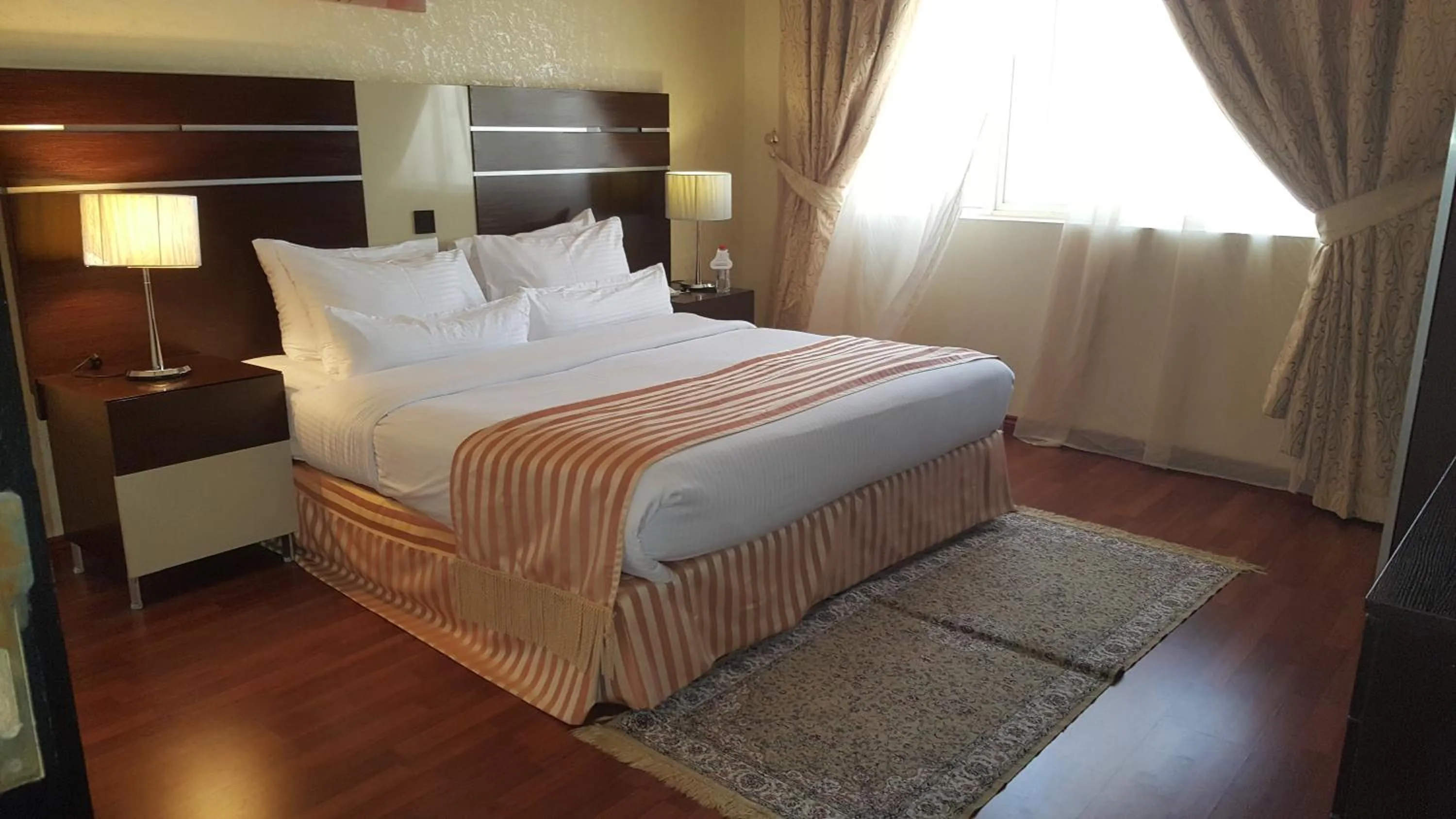 Bed in Boulevard City Suites Hotel Apartments