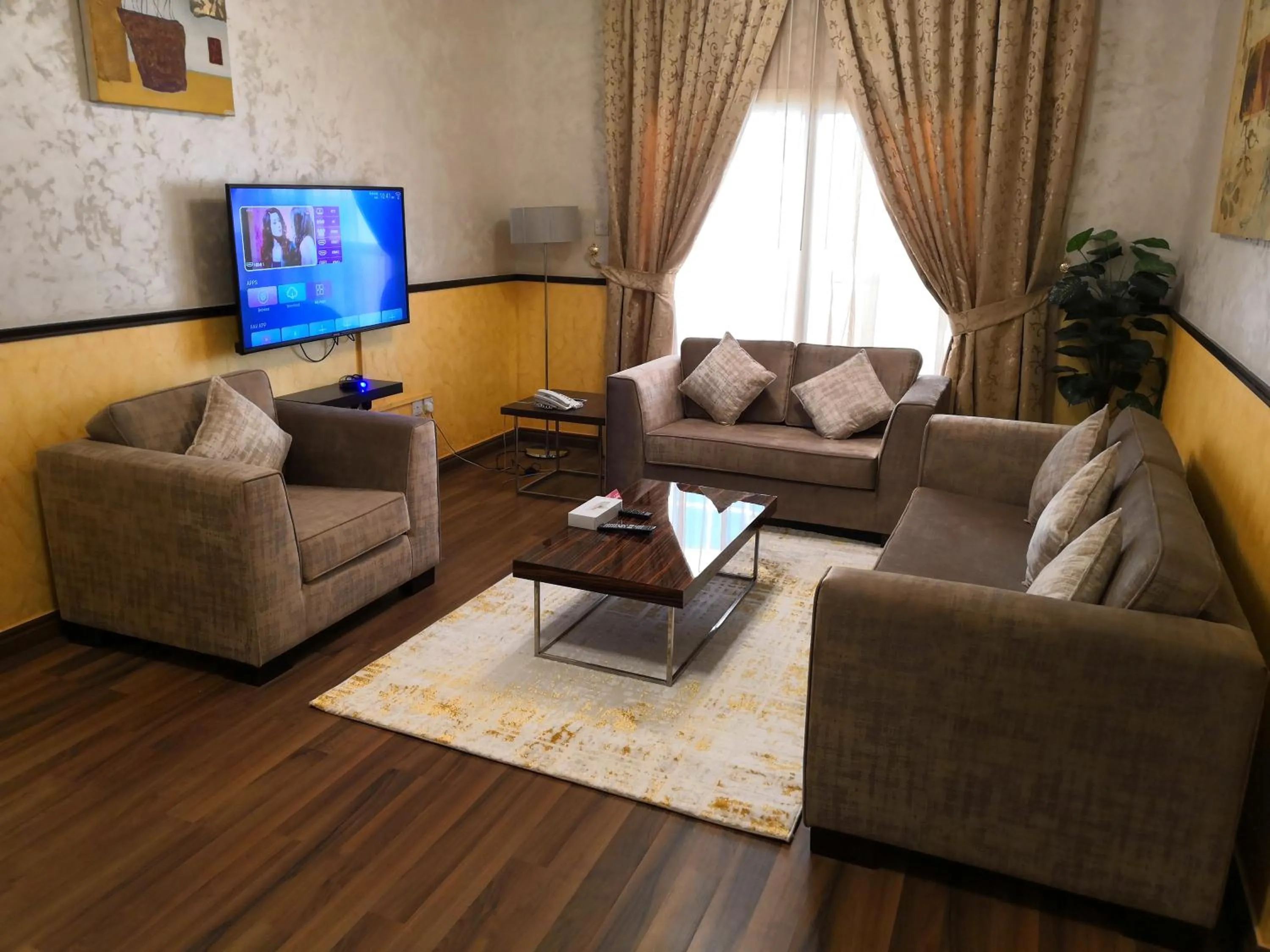 TV and multimedia in Boulevard City Suites Hotel Apartments