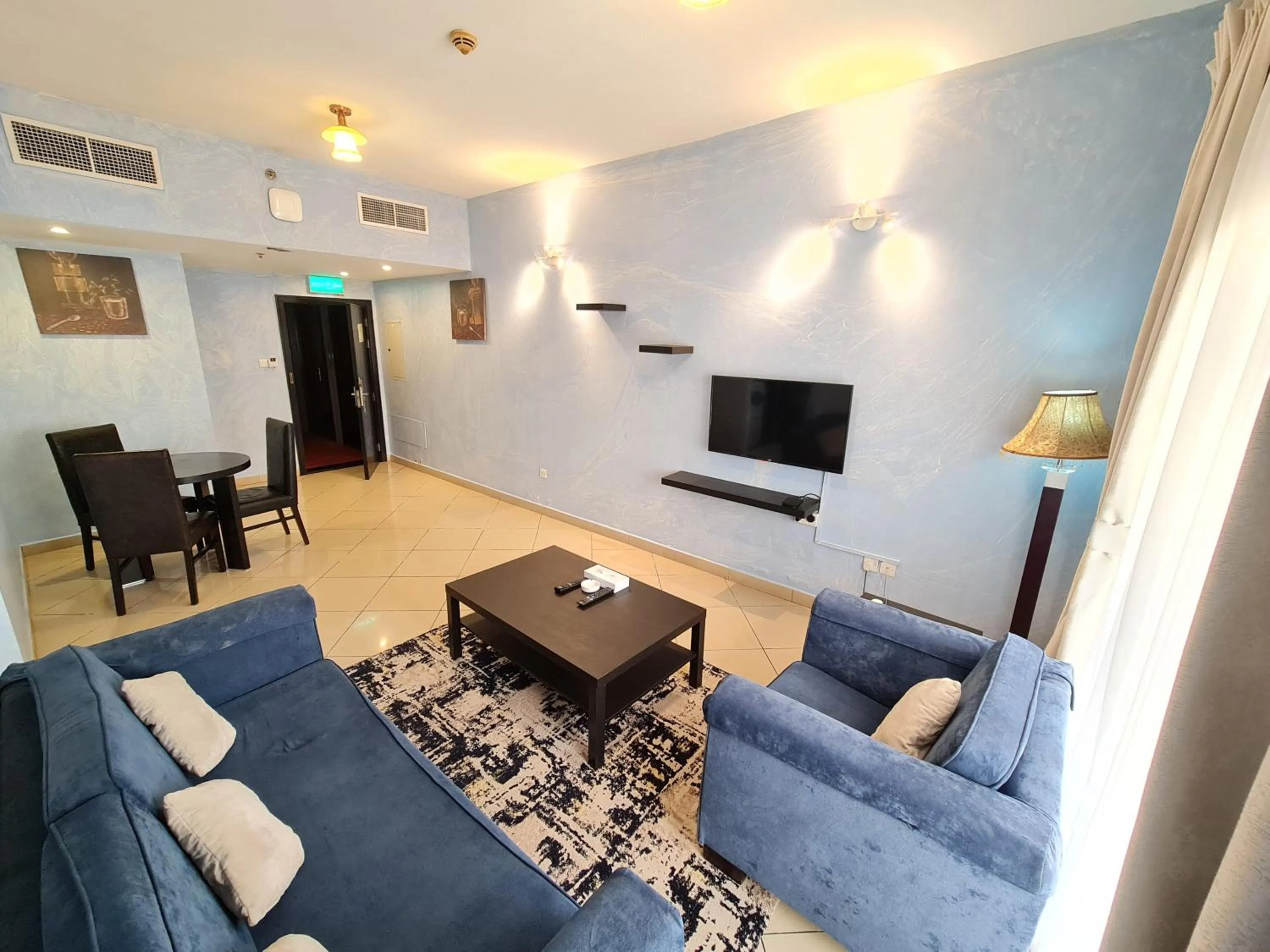 TV and multimedia in Boulevard City Suites Hotel Apartments