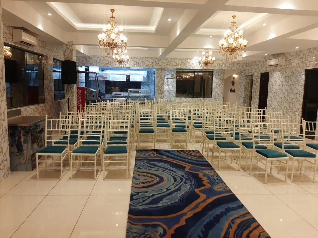 Living room in Hotel Mandi Heights - Bar, Fine Dining & Banquet Hall