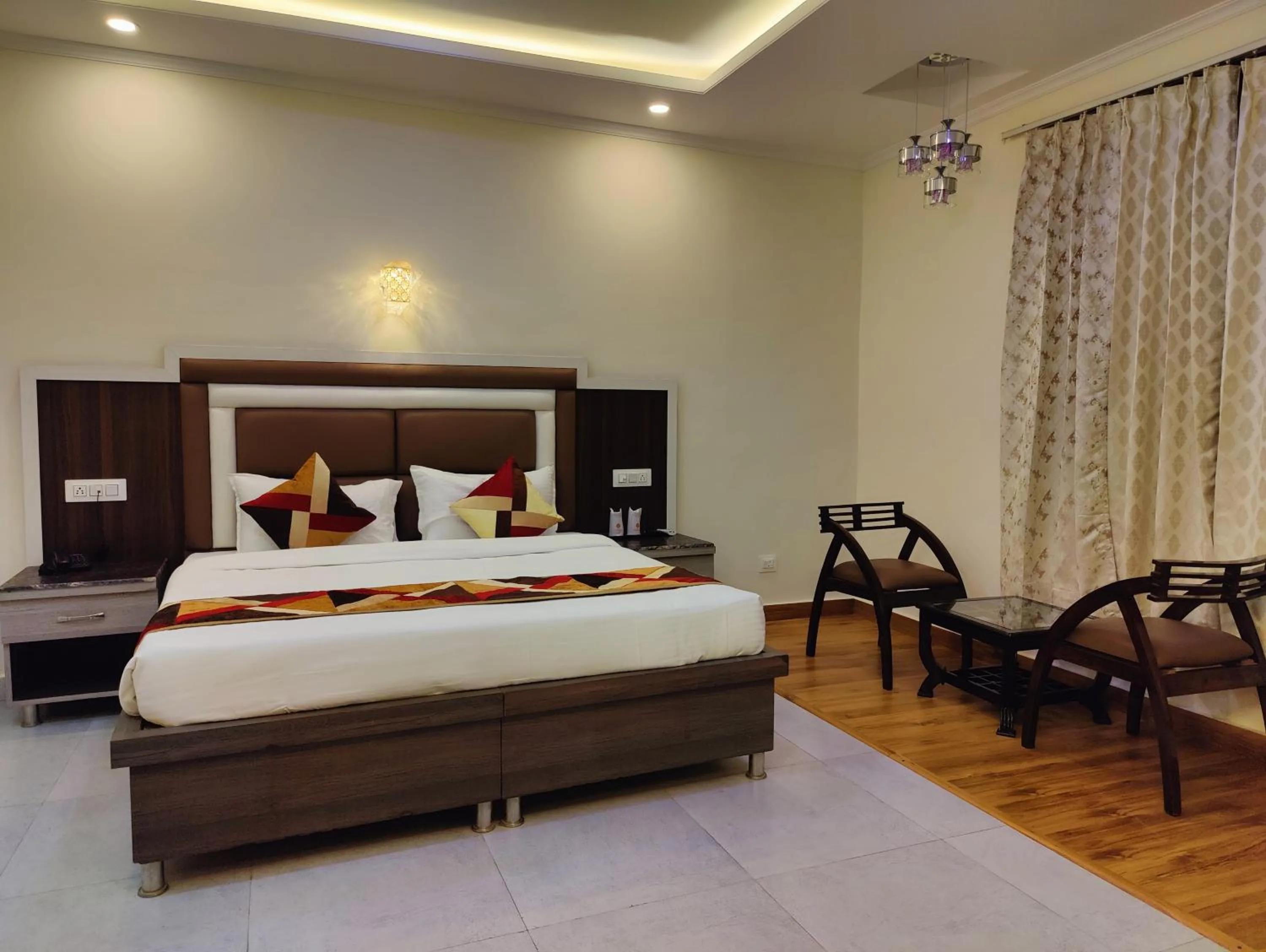Living room in Hotel Mandi Heights - Bar, Fine Dining & Banquet Hall