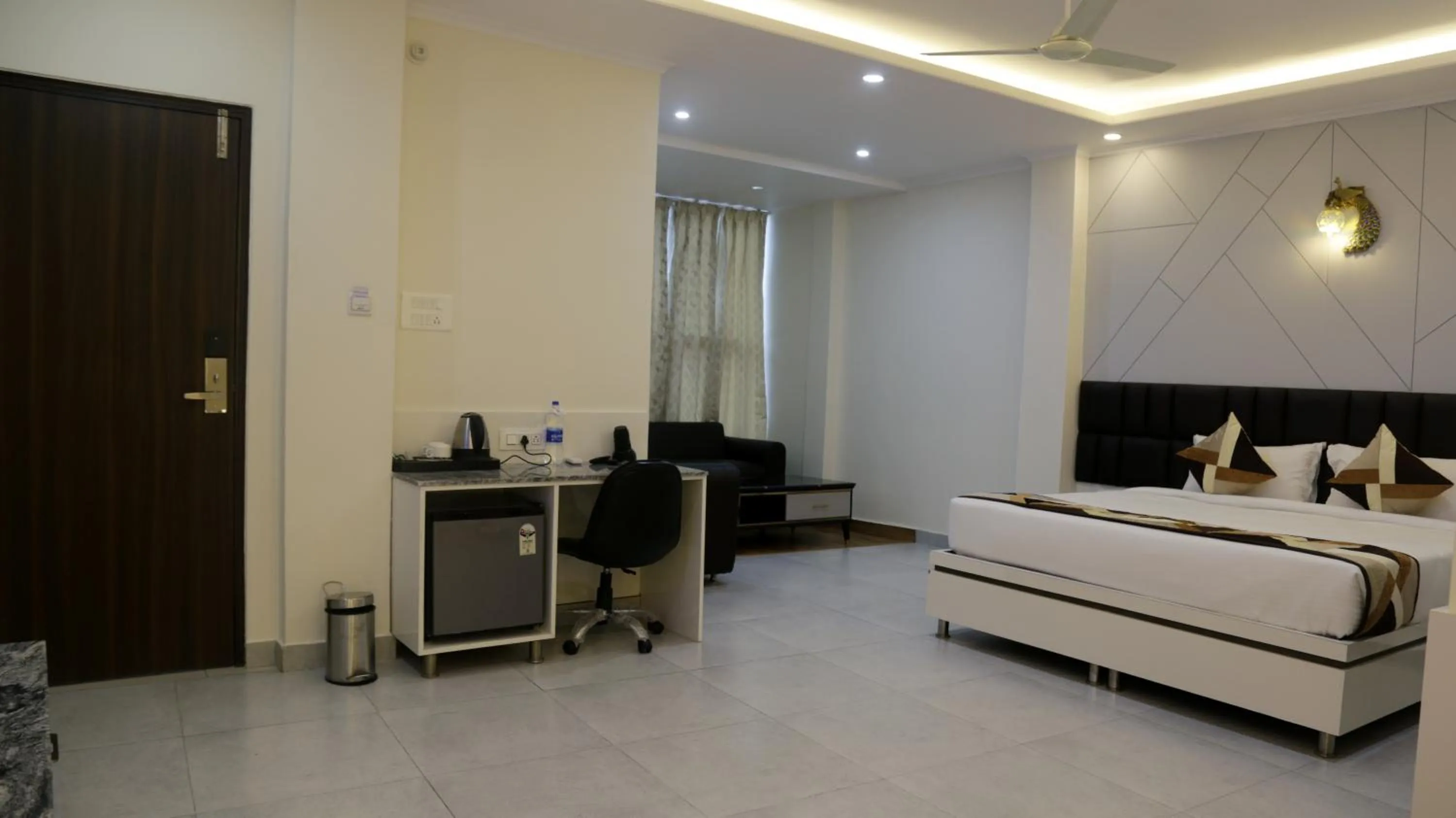 Photo of the whole room in Hotel Mandi Heights - Bar, Fine Dining & Banquet Hall