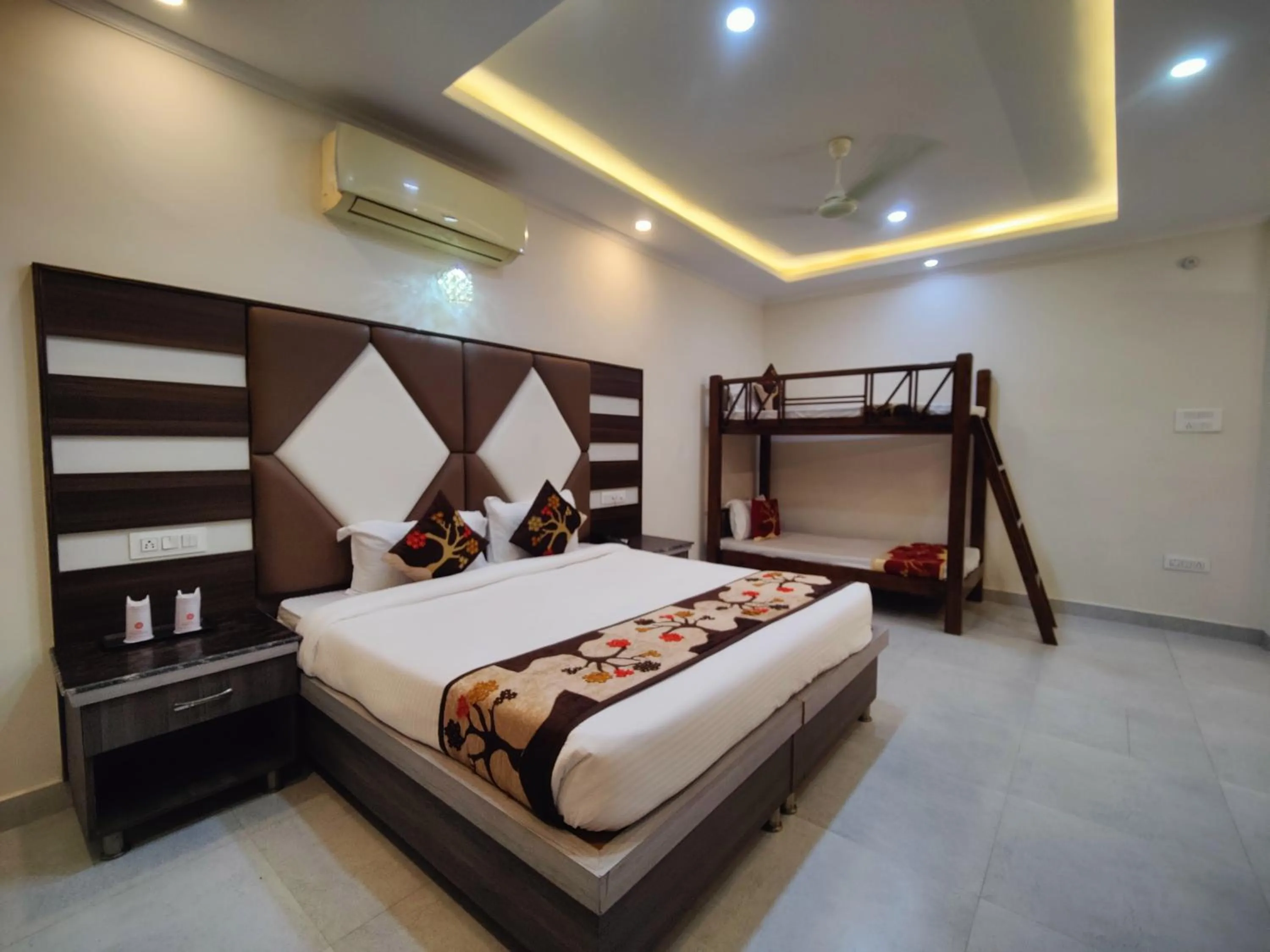 Photo of the whole room in Hotel Mandi Heights - Bar, Fine Dining & Banquet Hall