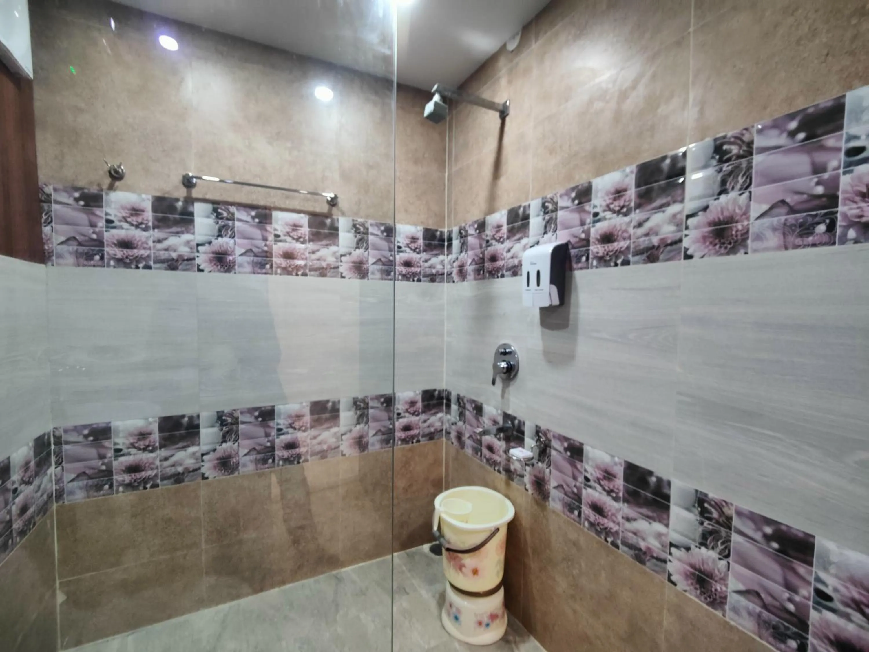 Shower in Hotel Mandi Heights - Bar, Fine Dining & Banquet Hall