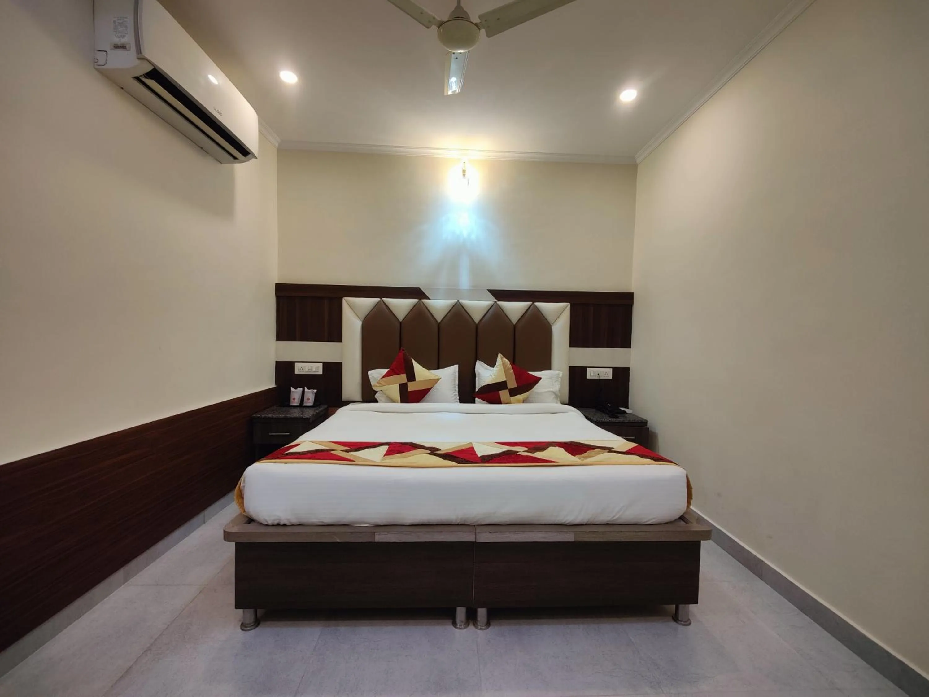 Bedroom in Hotel Mandi Heights - Bar, Fine Dining & Banquet Hall
