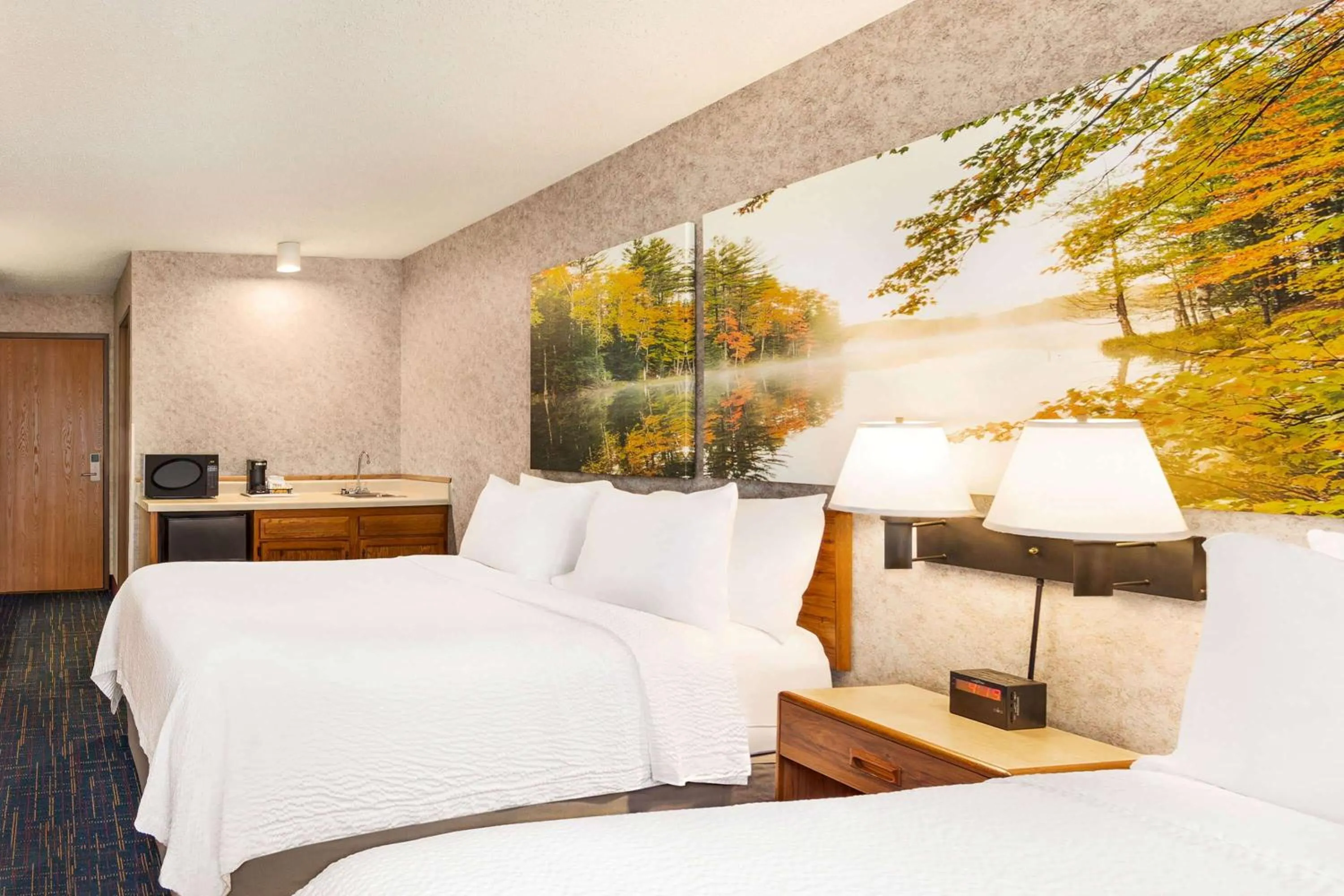 Photo of the whole room, Bed in Days Inn by Wyndham Hurley