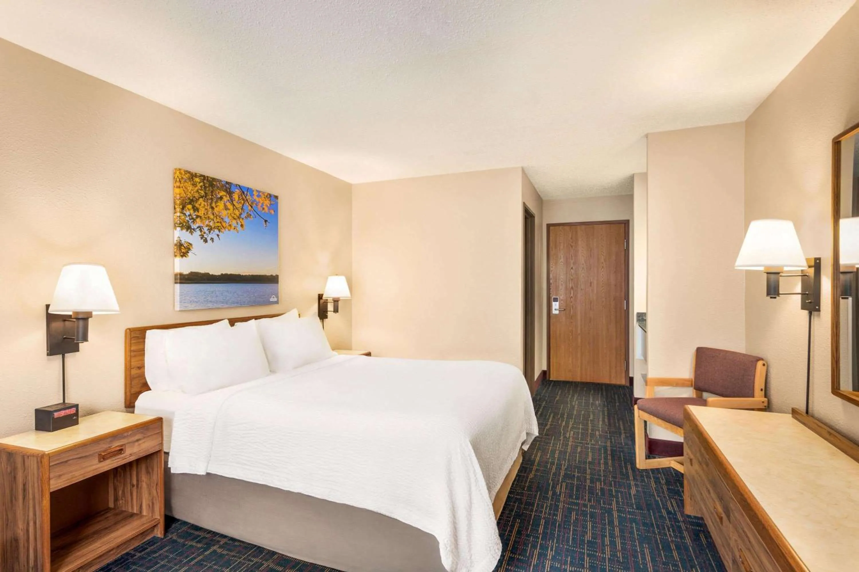 Photo of the whole room, Bed in Days Inn by Wyndham Hurley