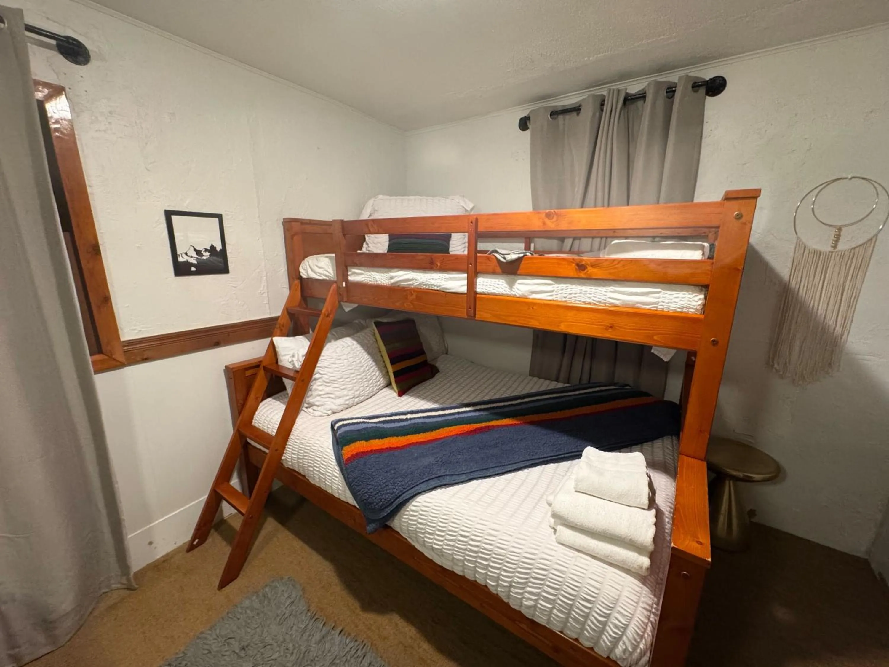 Living room, Bed in Three Pines Cabins