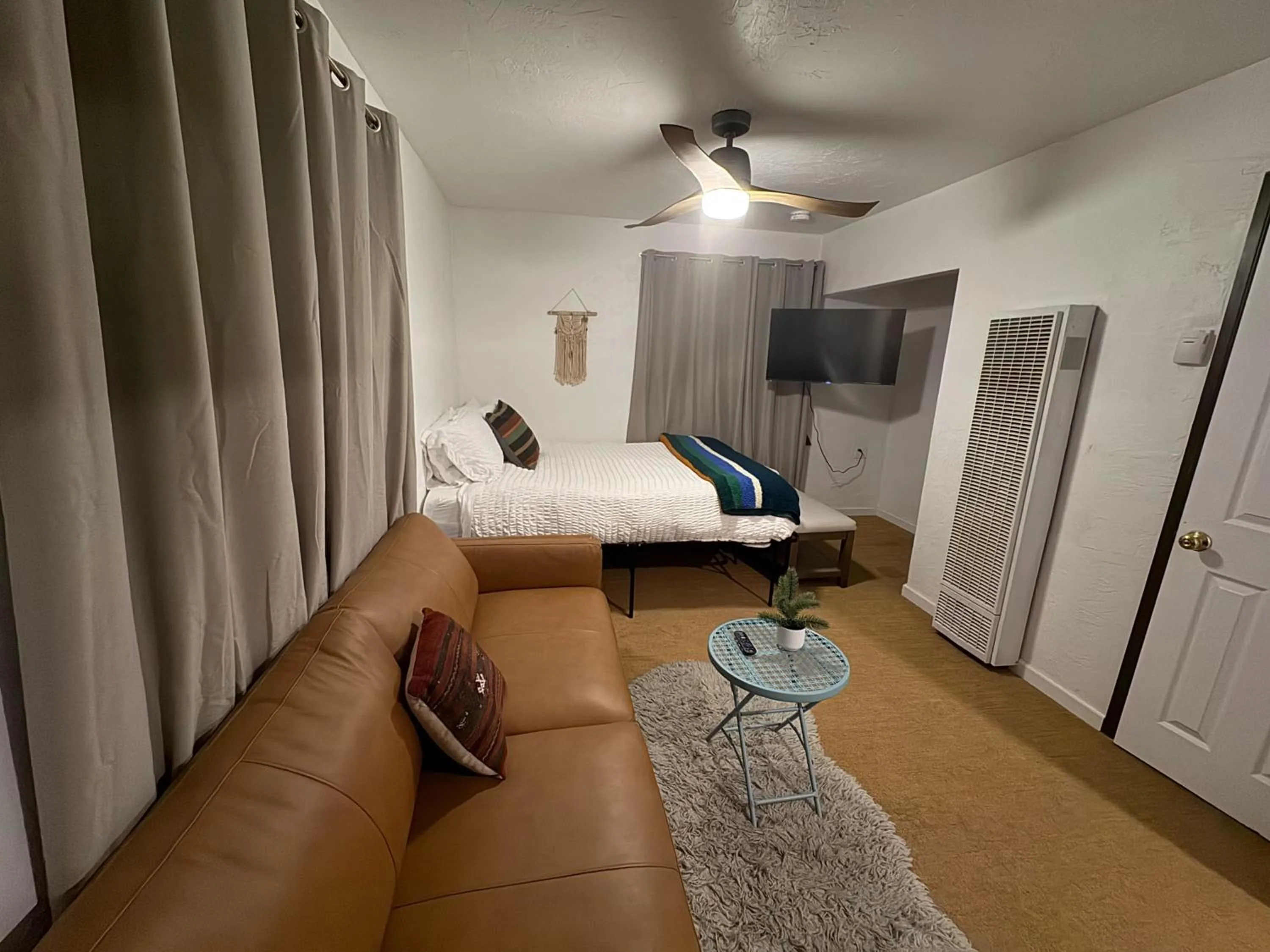 Living room, Bed in Three Pines Cabins