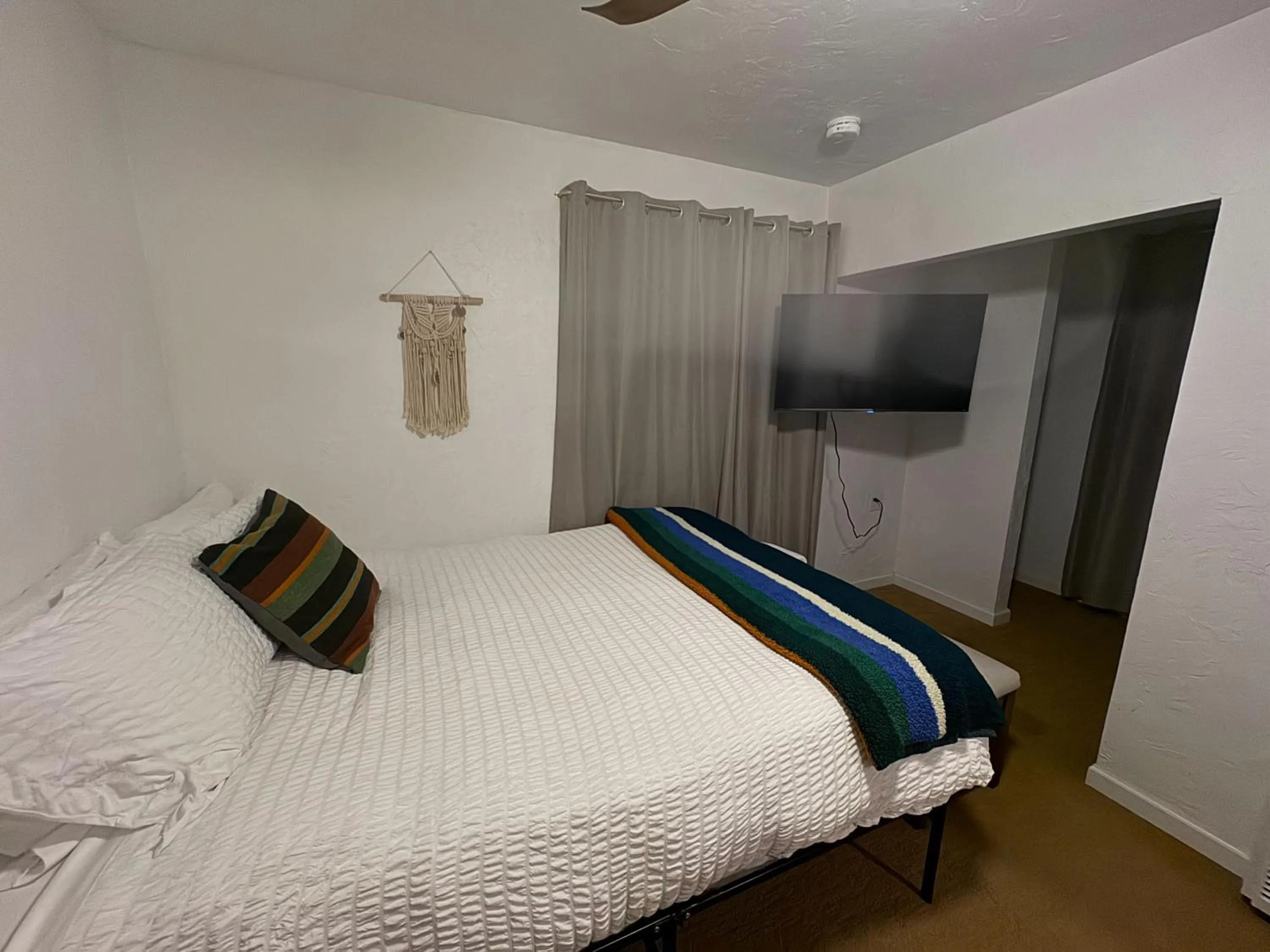 Living room, Bed in Three Pines Cabins