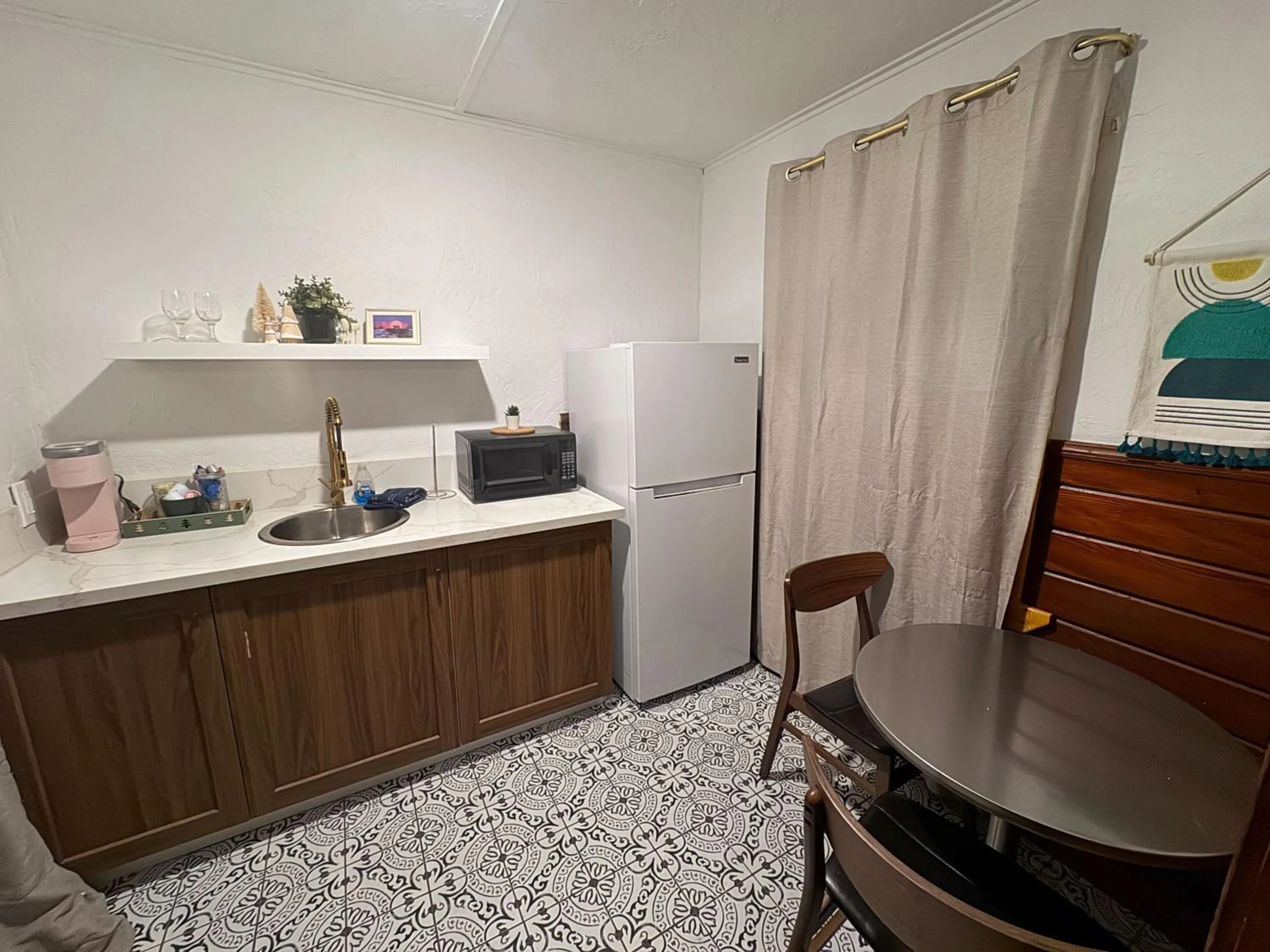 Kitchen or kitchenette in Three Pines Cabins