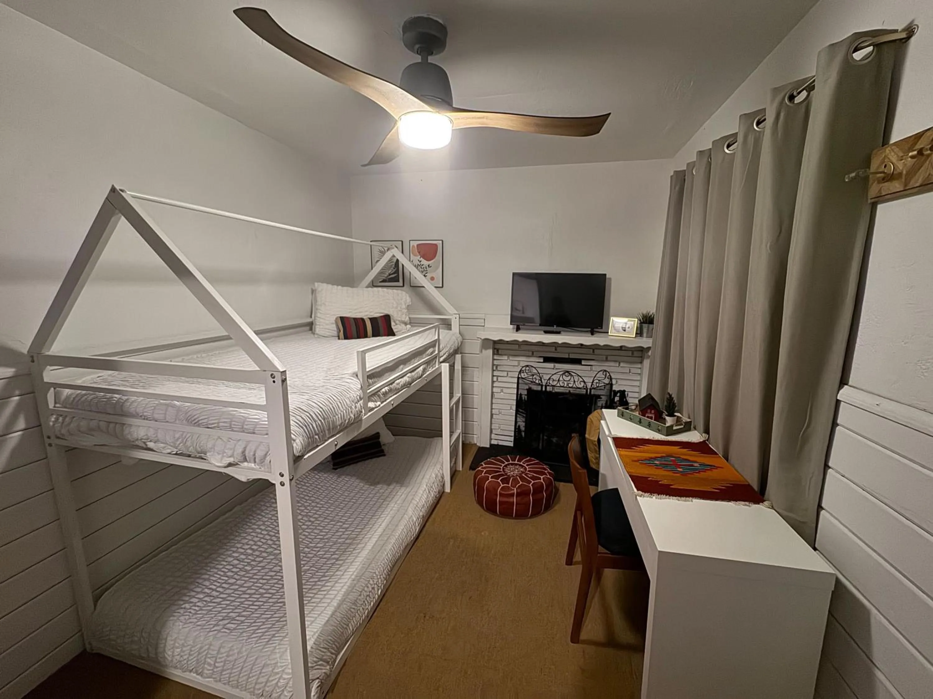 Living room, Bed in Three Pines Cabins