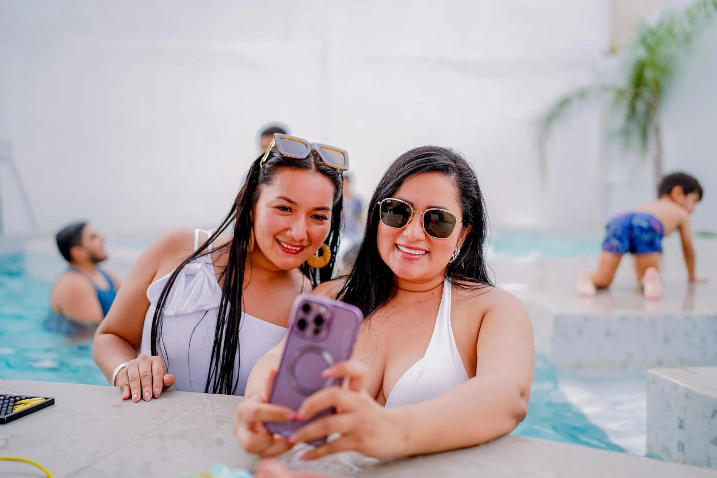 People in Hotel Presidente Beach Salinas